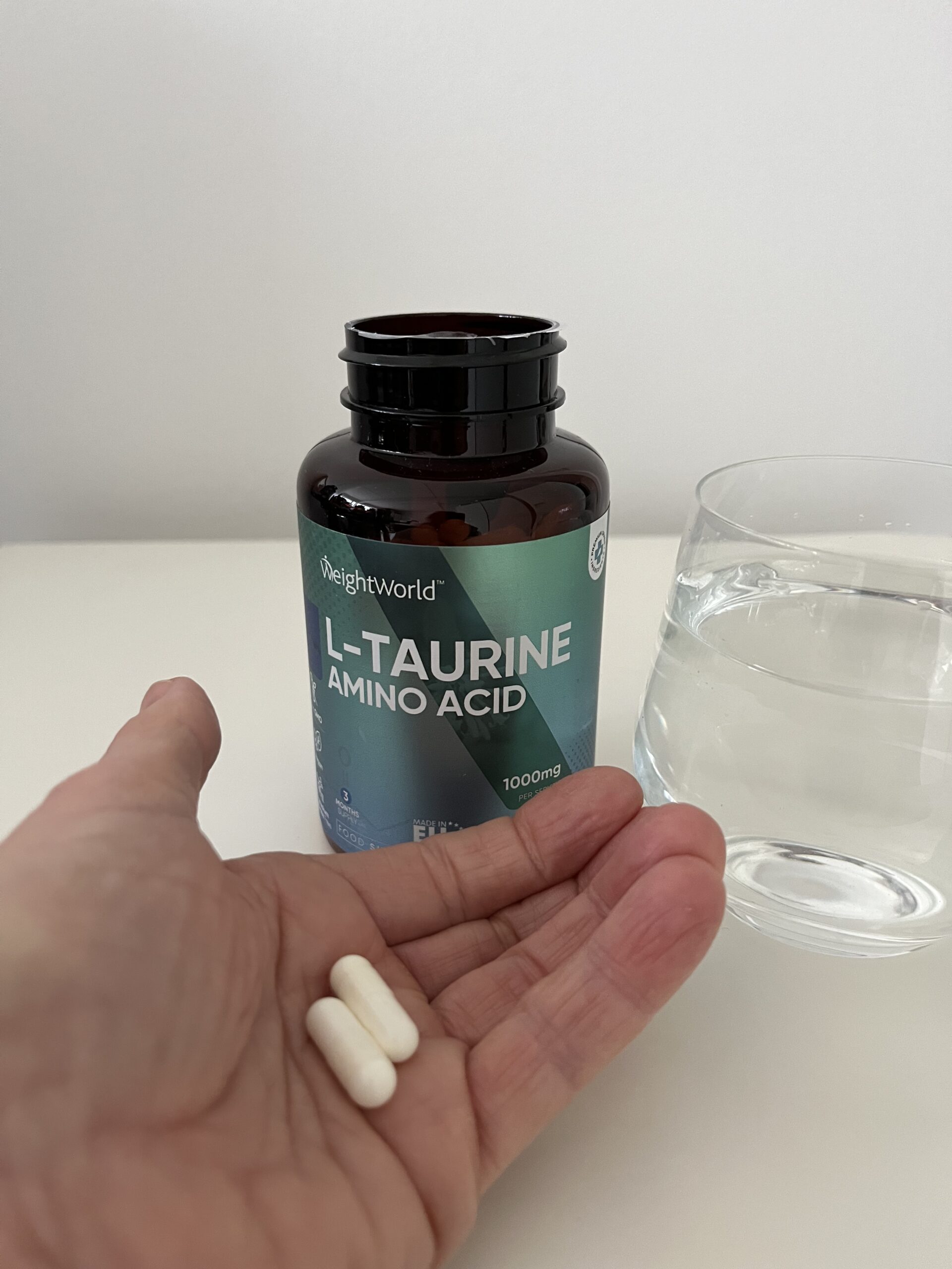 weightworld-l-taurine-amino-acid-1000-mg-og-vand-og-piller-i-haand-01