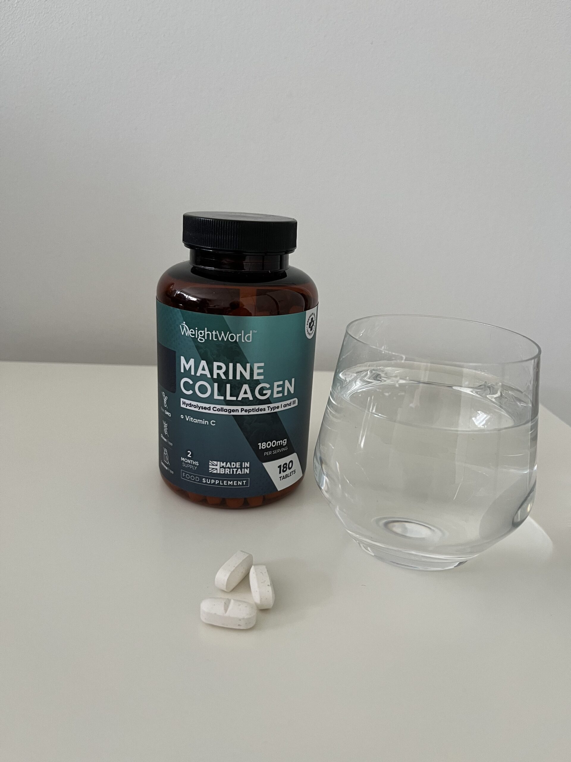 weightworld-marine-kollagenog-c-vitamin-med-glas-vand-og-piller