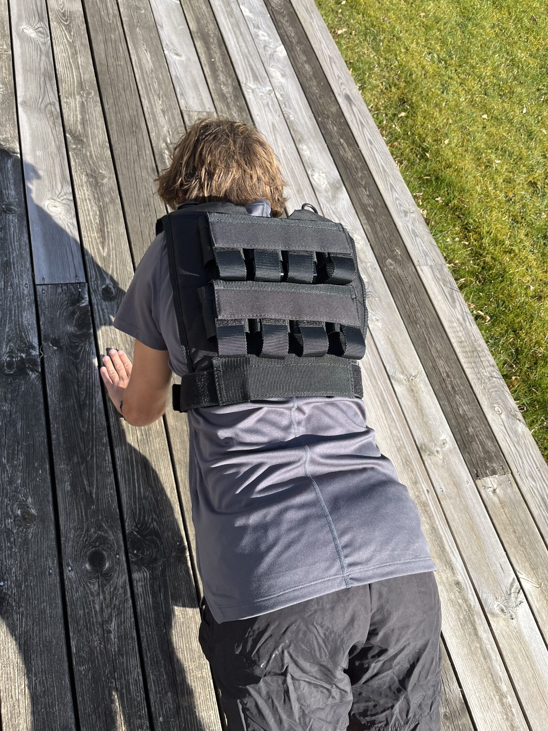 Kinetik VX1 Vægtvest - Person laver armbøjninger - Set tæt på