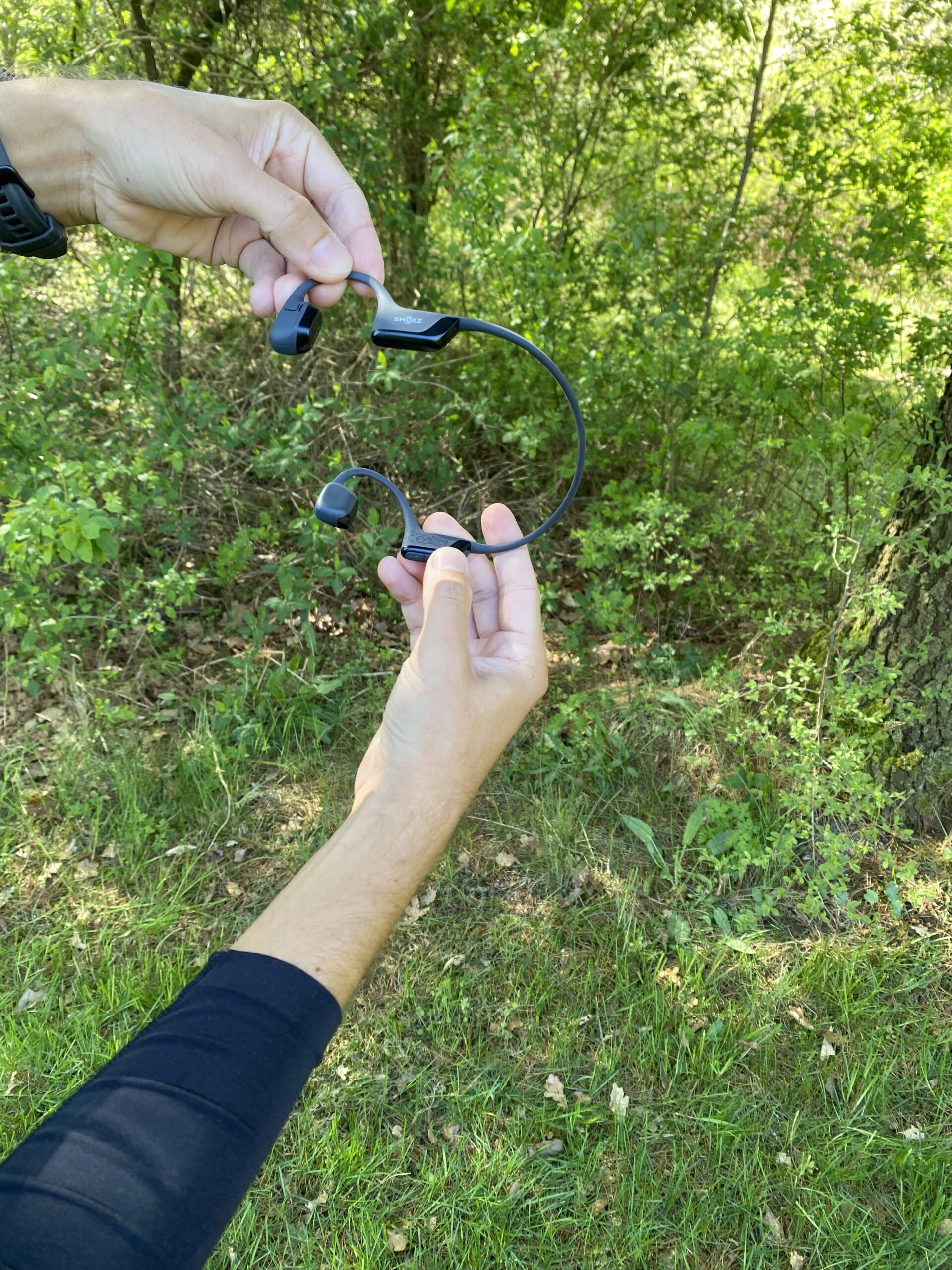 Shockz OpenRun Pro 2 - Græs i baggrund