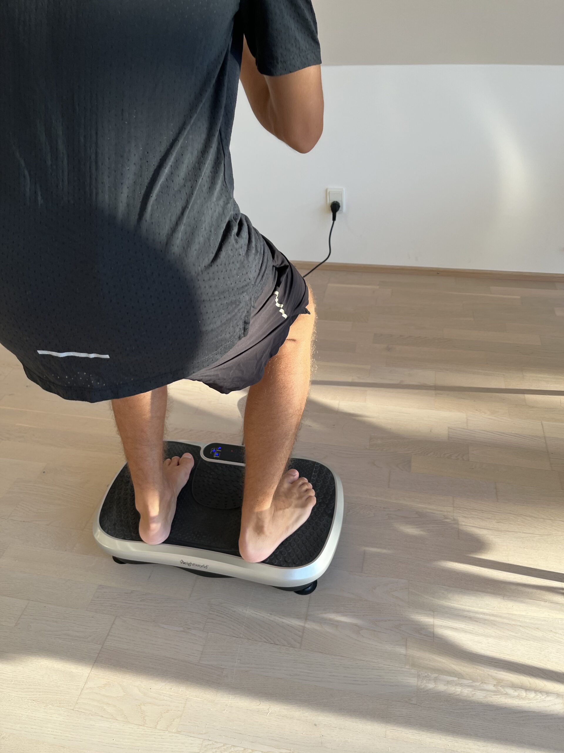 WeightWorld Vibrationstræner - Person laver squats