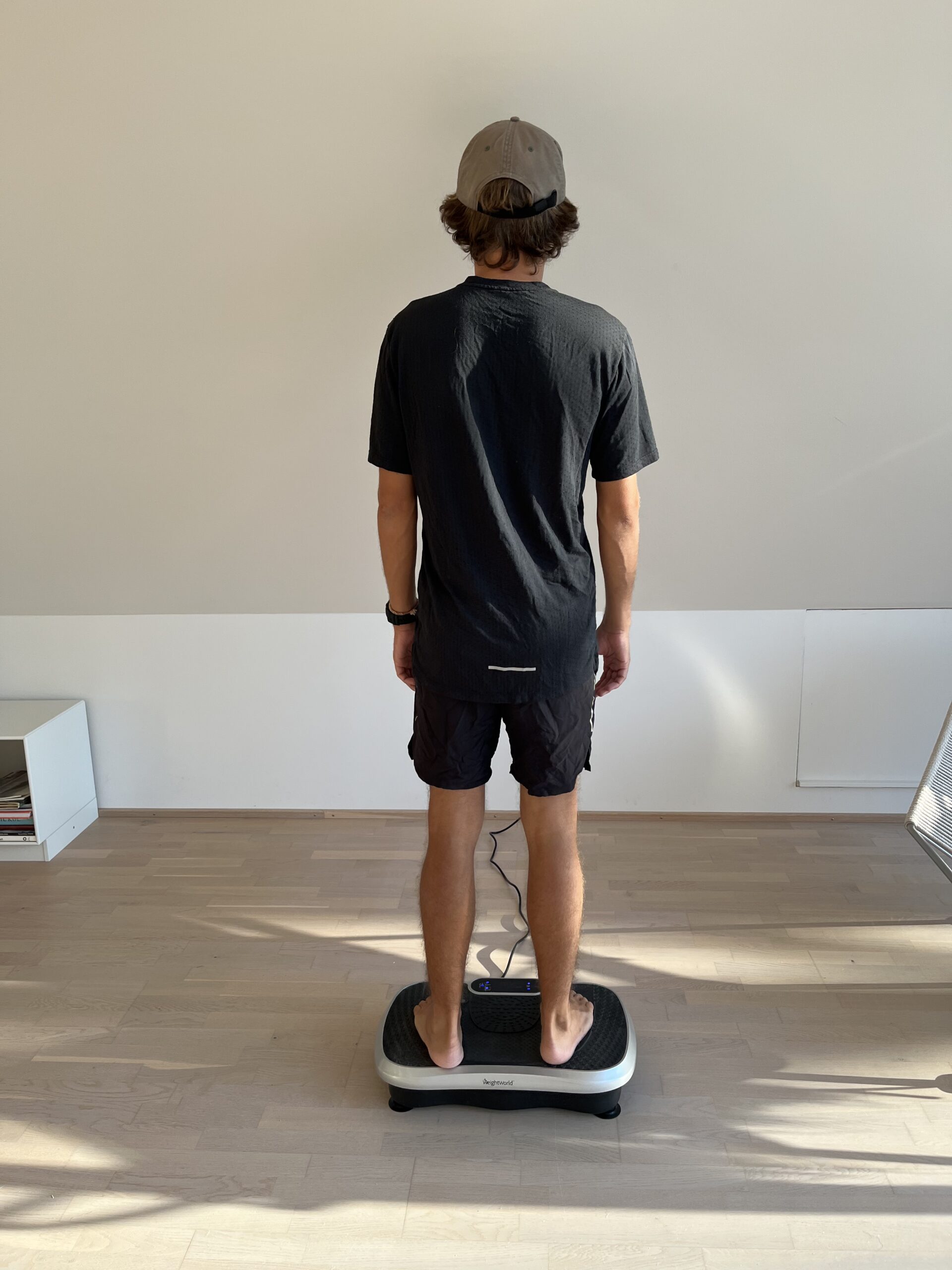 WeightWorld Vibrationstræner - Person Står på pladen - Set bagfra