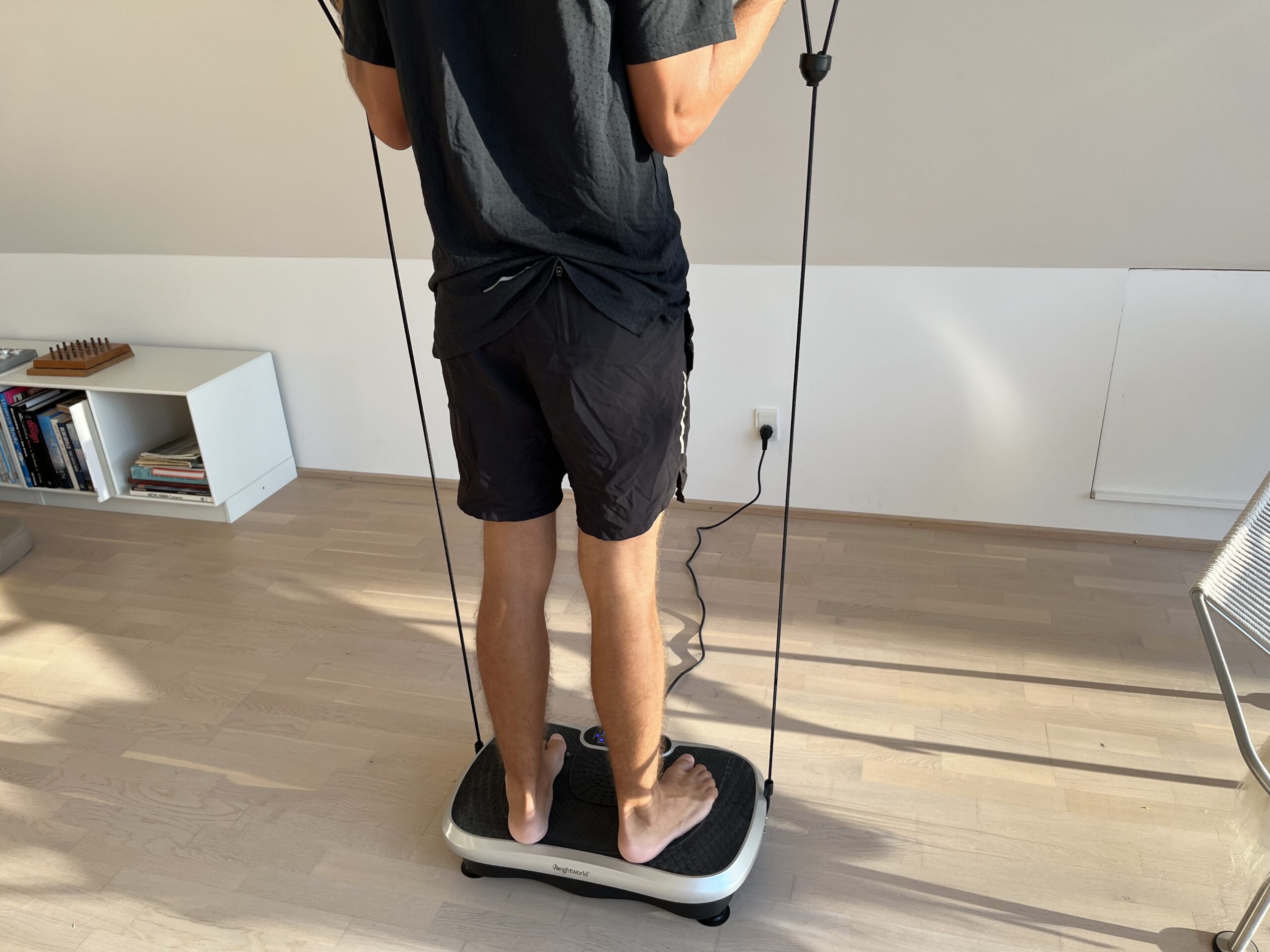 WeightWorld Vibrationstræner - Person Står på pladen - Træning med Snore