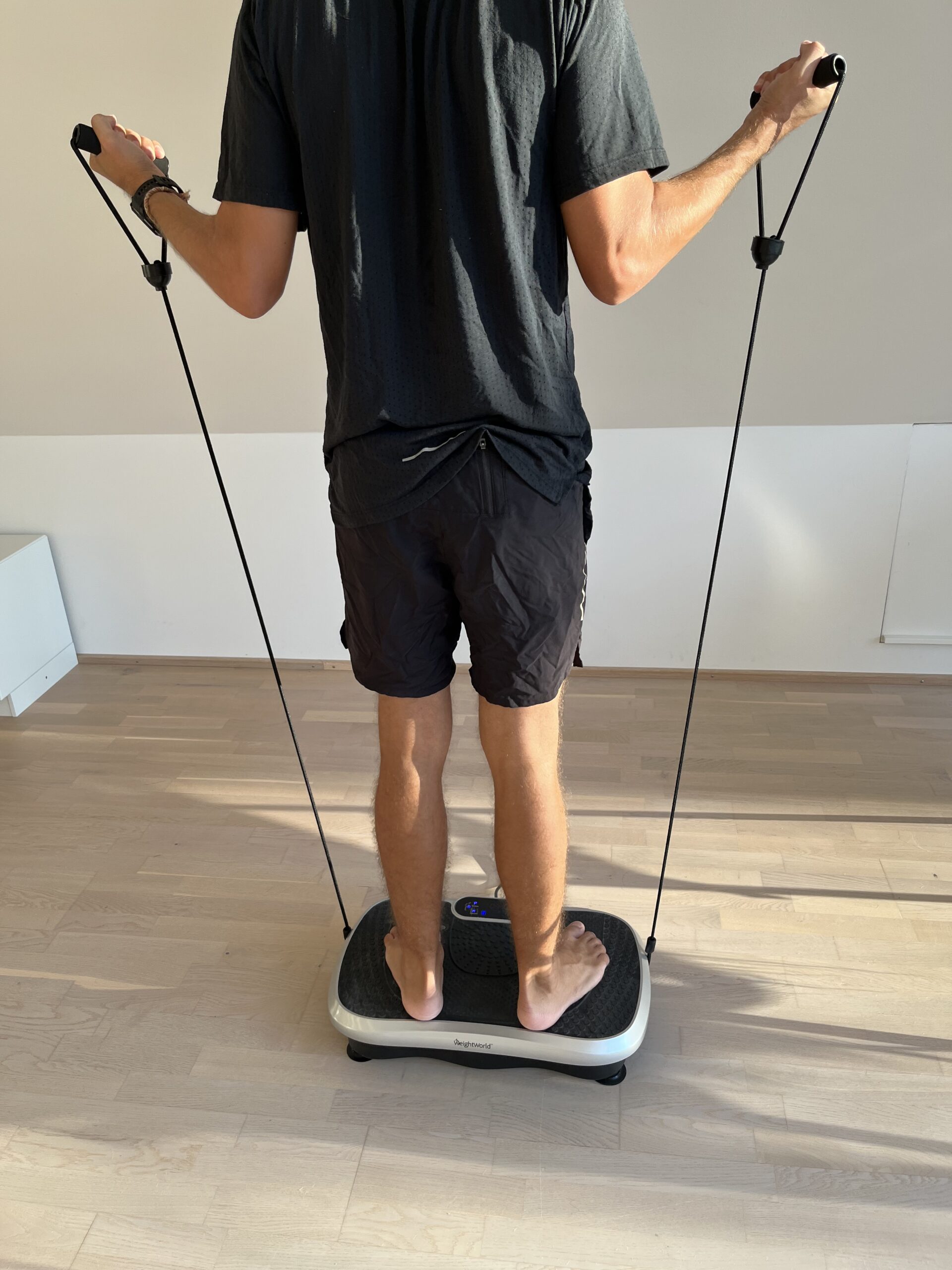 WeightWorld Vibrationstræner - Person Står på pladen - Træning med snore
