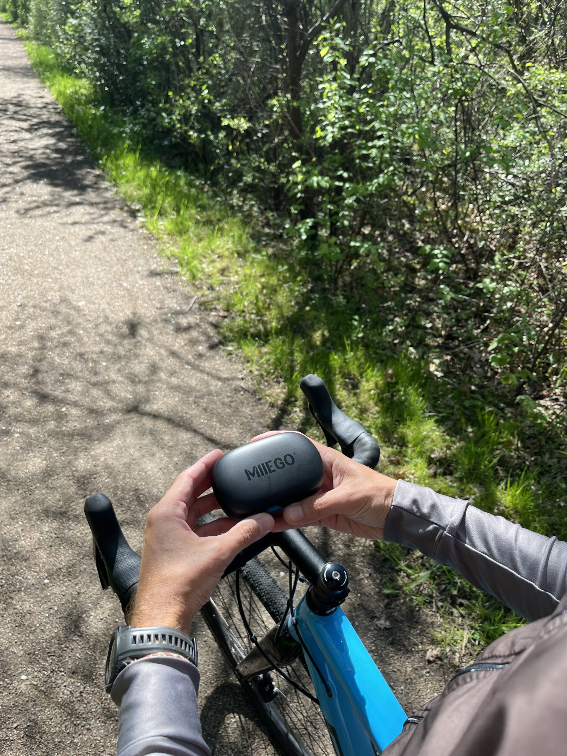 MIIEGO Miibuds Active GO høretelefoner - Sort - Ses i natur med gravel cykel