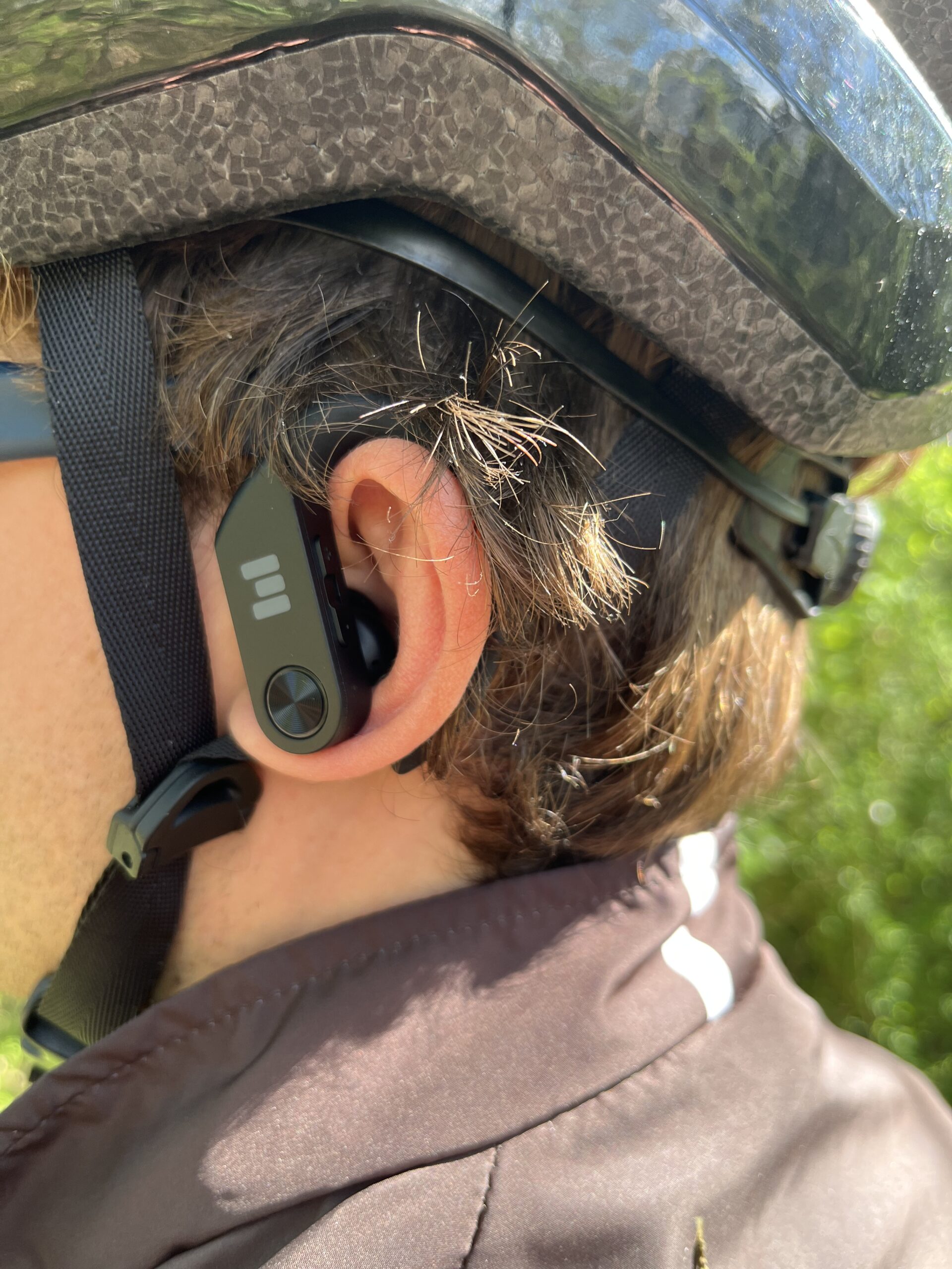 MIIEGO MiiBUDS Active Go høretelefoner - Sort - Ses på person med cykelhjelm