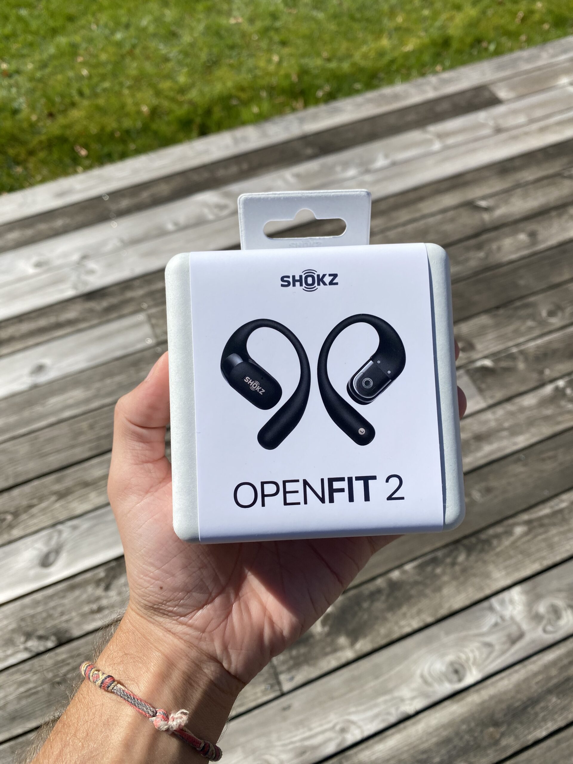 Hvid kasse som Shokz OpenFit 2 leveres i