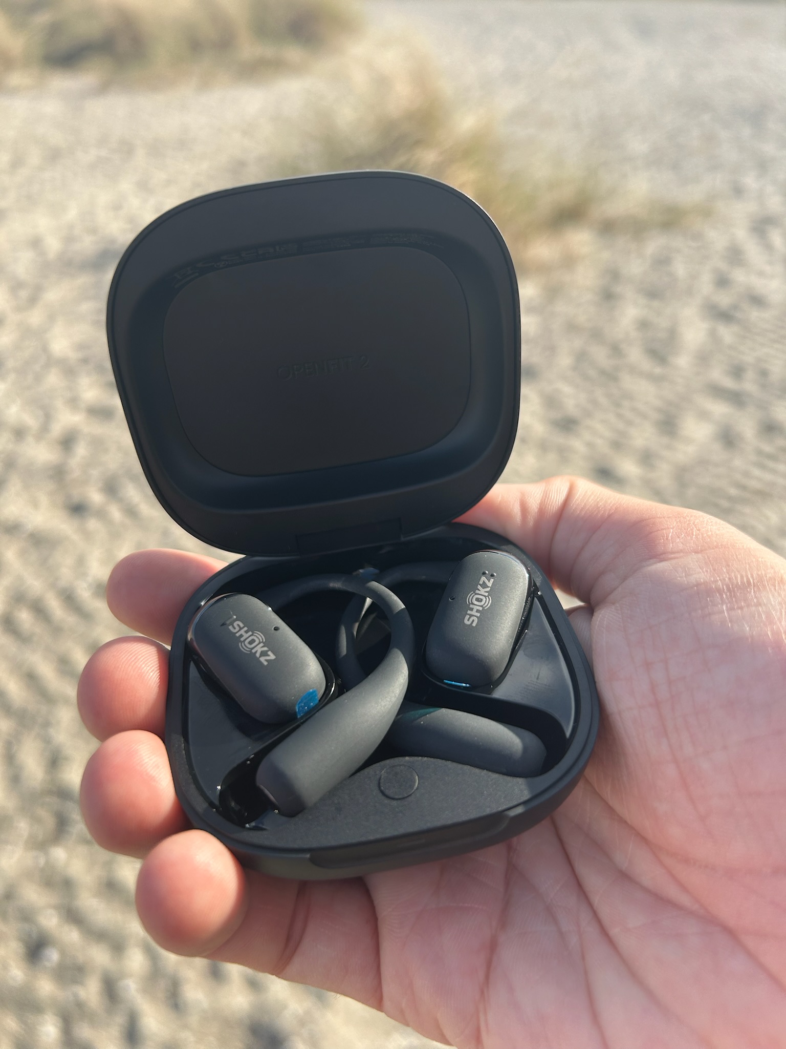 Shokz OpenFit 2 - Sort - Strand i baggrunden