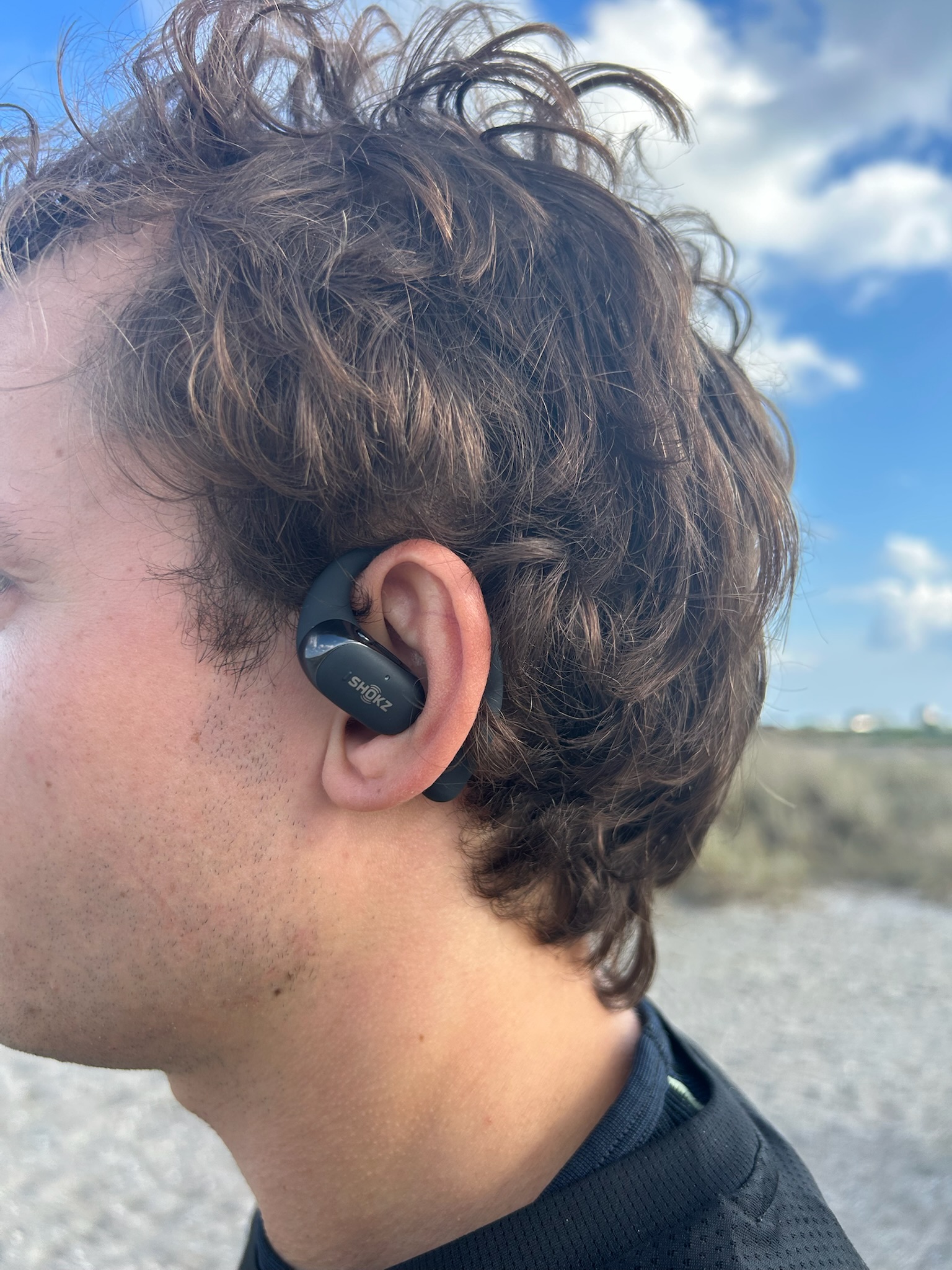 Shokz openFit 2 ses på person