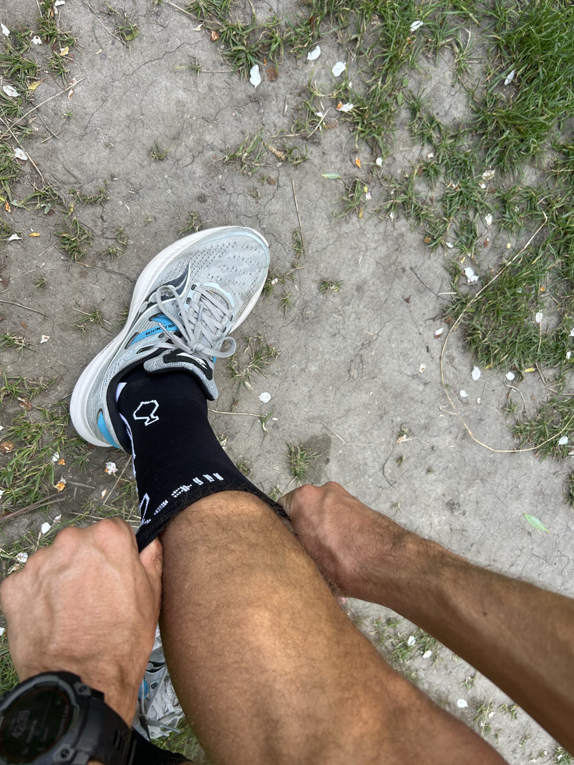 liiteguard-pro-tech-kompressionsstroemper-sort-og-loebesko-set-oppefra-01