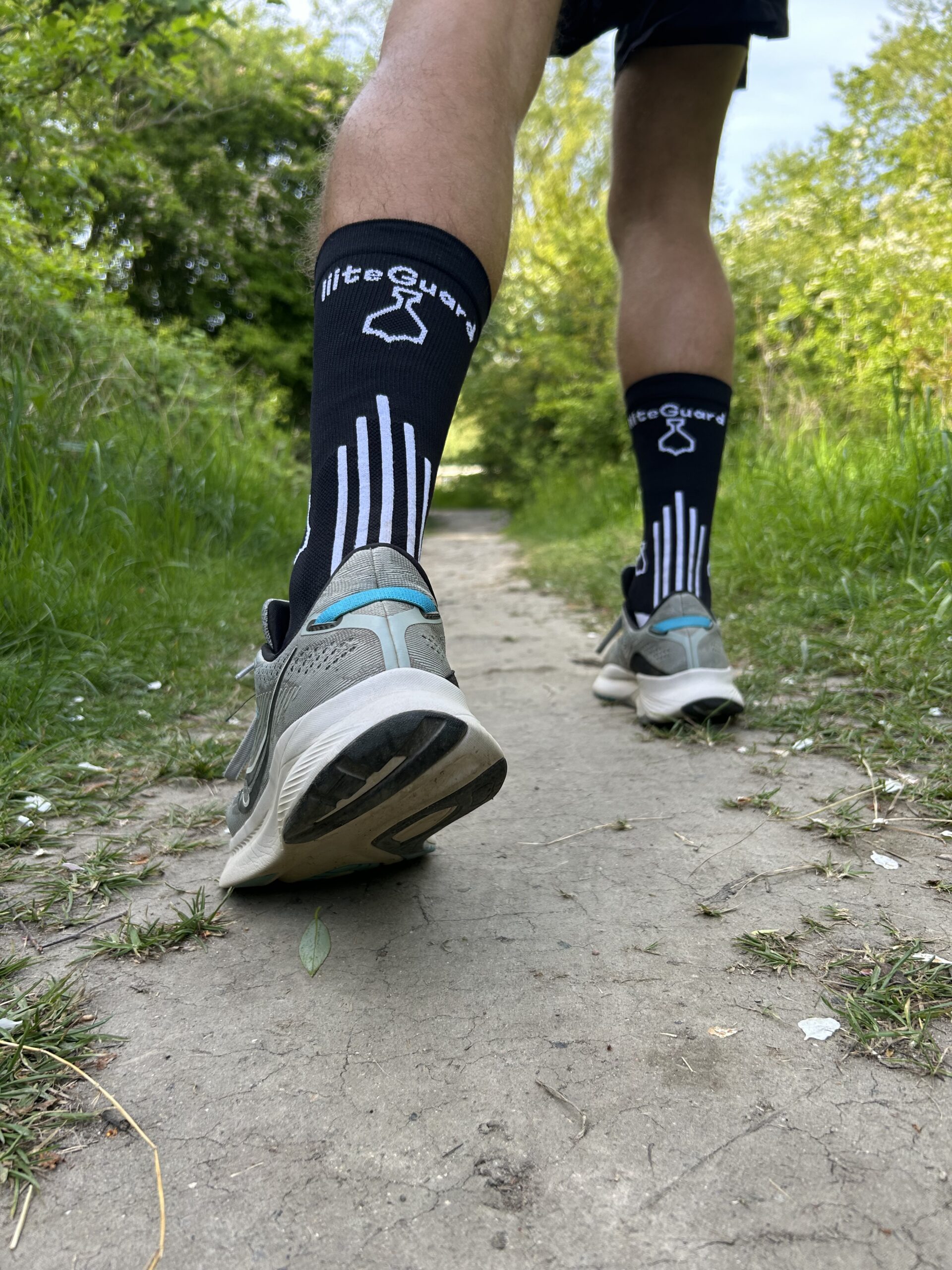 liiteguard-pro-tech-kompressionsstroemper-sort-og-loebesko-set-bagfra-i-natur-01