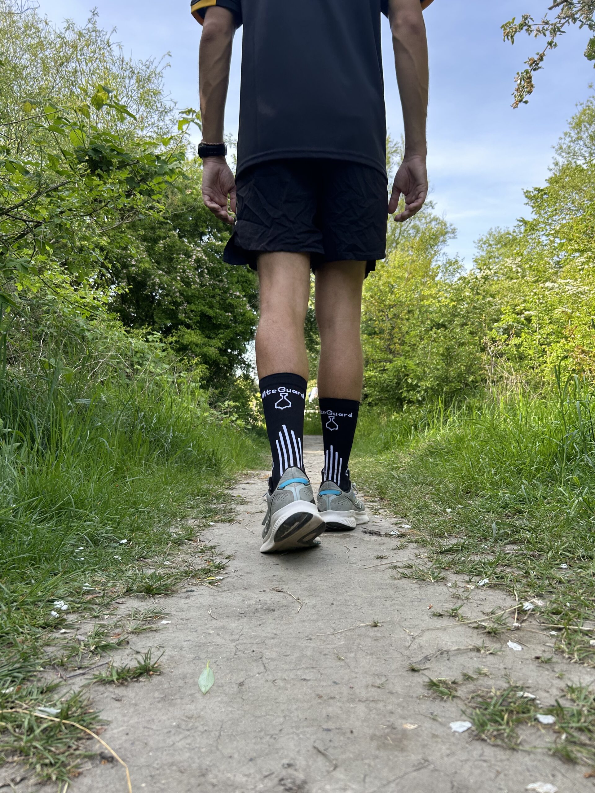 liiteguard-pro-tech-kompressionsstroemper-sort-og-loebesko-set-bagfra-i-natur-02