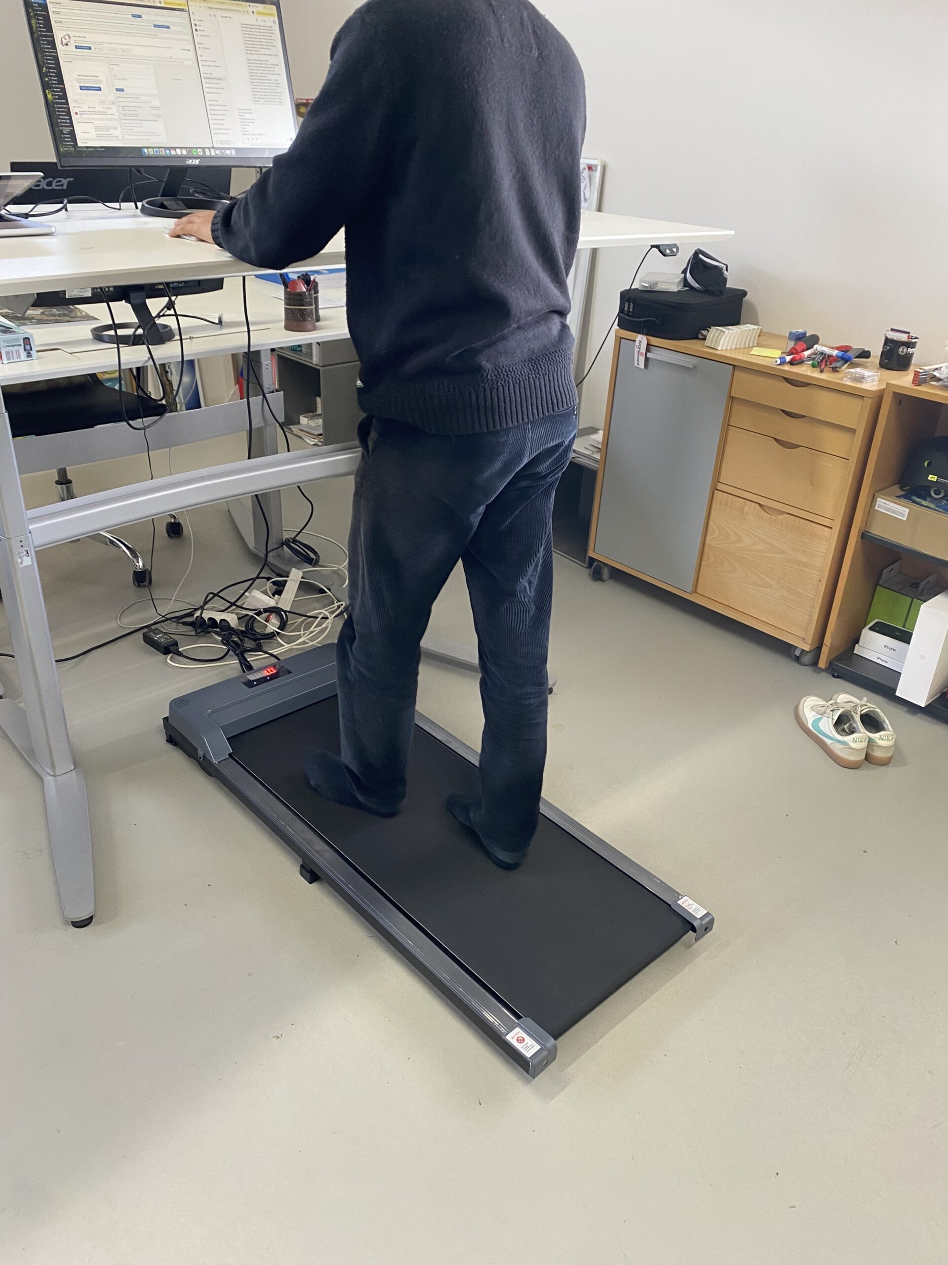 gaar-paa-workwalk-gaabaand-mens-jeg-arbejder-paa-kontor