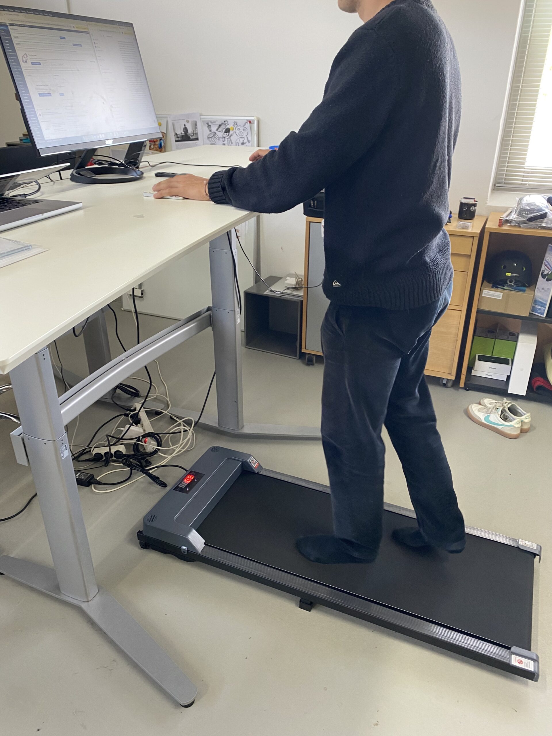 person-gaar-paa-workwalk-gaabaand-mens-jeg-arbejder