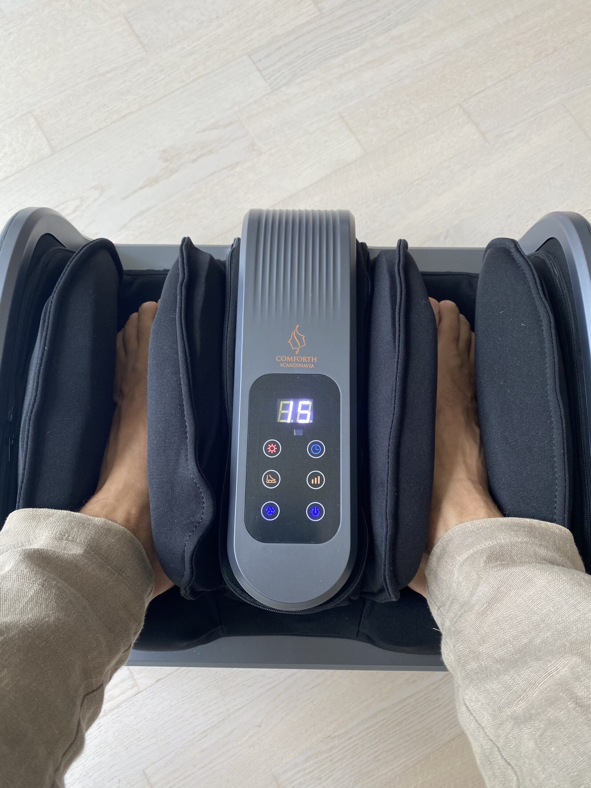 comforth-footcare-pro-2-i-1-laeg-og-fodmassage-maskine-knapper-og-lys