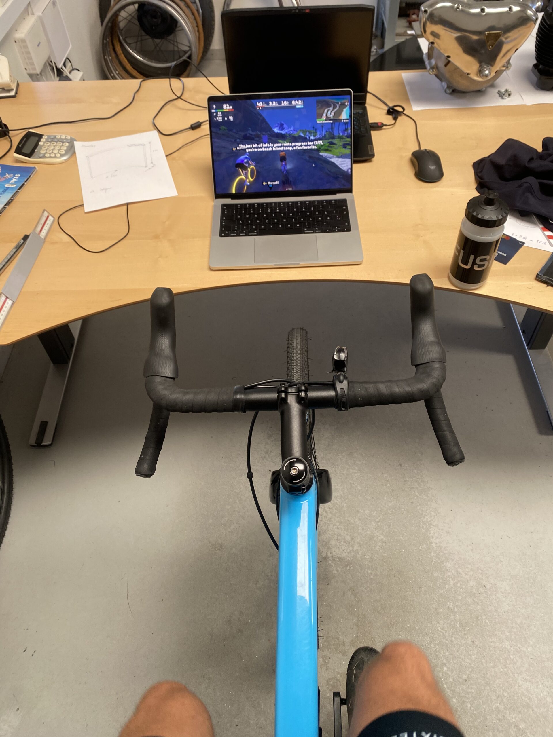 cykler-zwift-paa-thinkrider-xx-pro-hometrainer-01