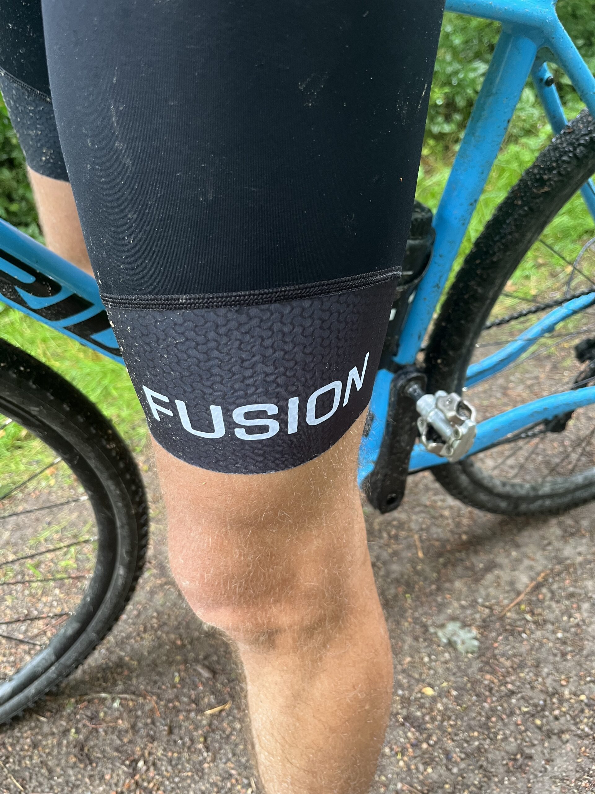 fusion-tempo-bib-cykelbukser-paa-herre-i-natur