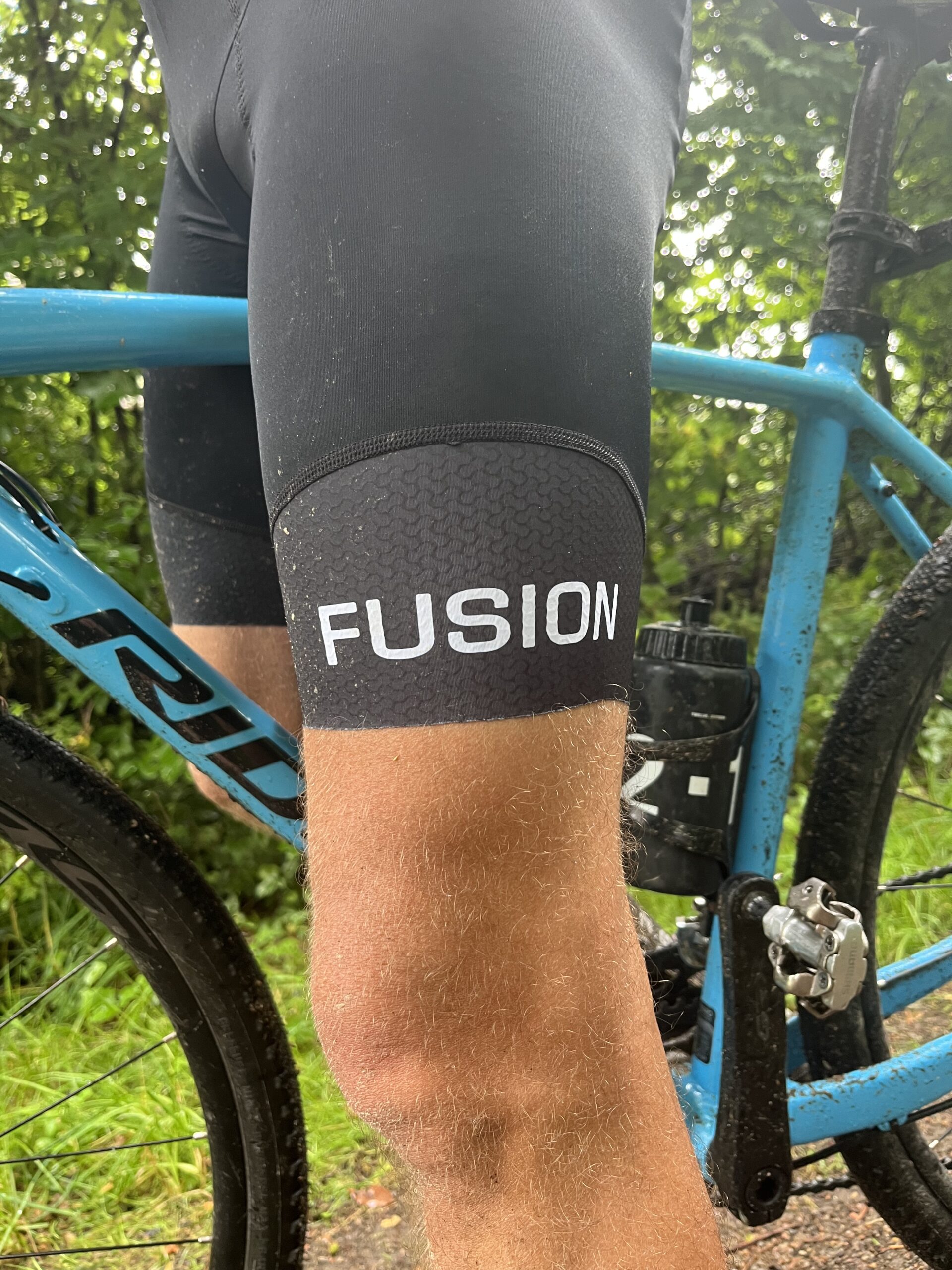 fusion-tempo-bib-cykelbukser-med-gravel-cykel-i-baggrunden
