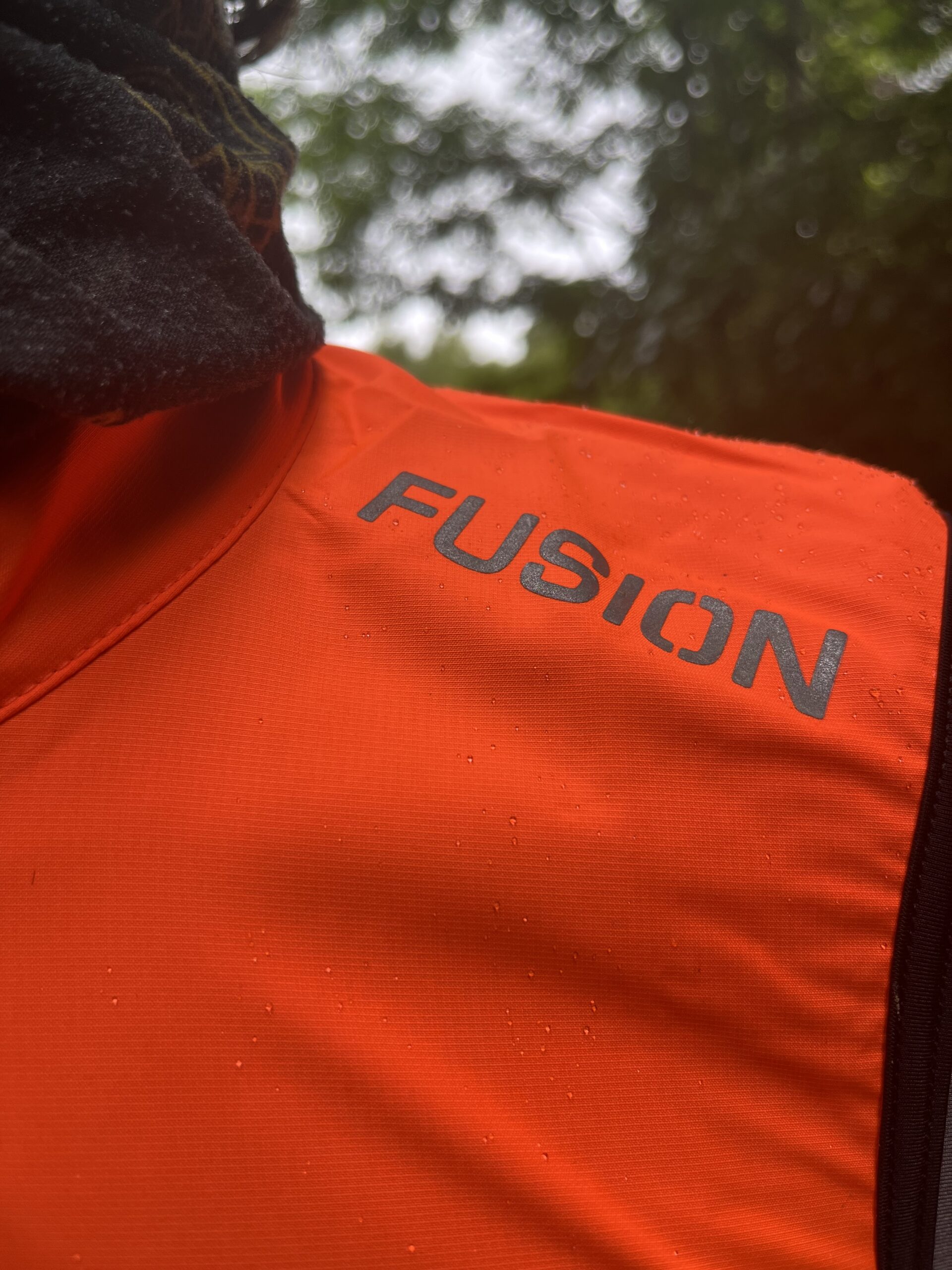 fusion-s1-cykelvest-logo-paa-front