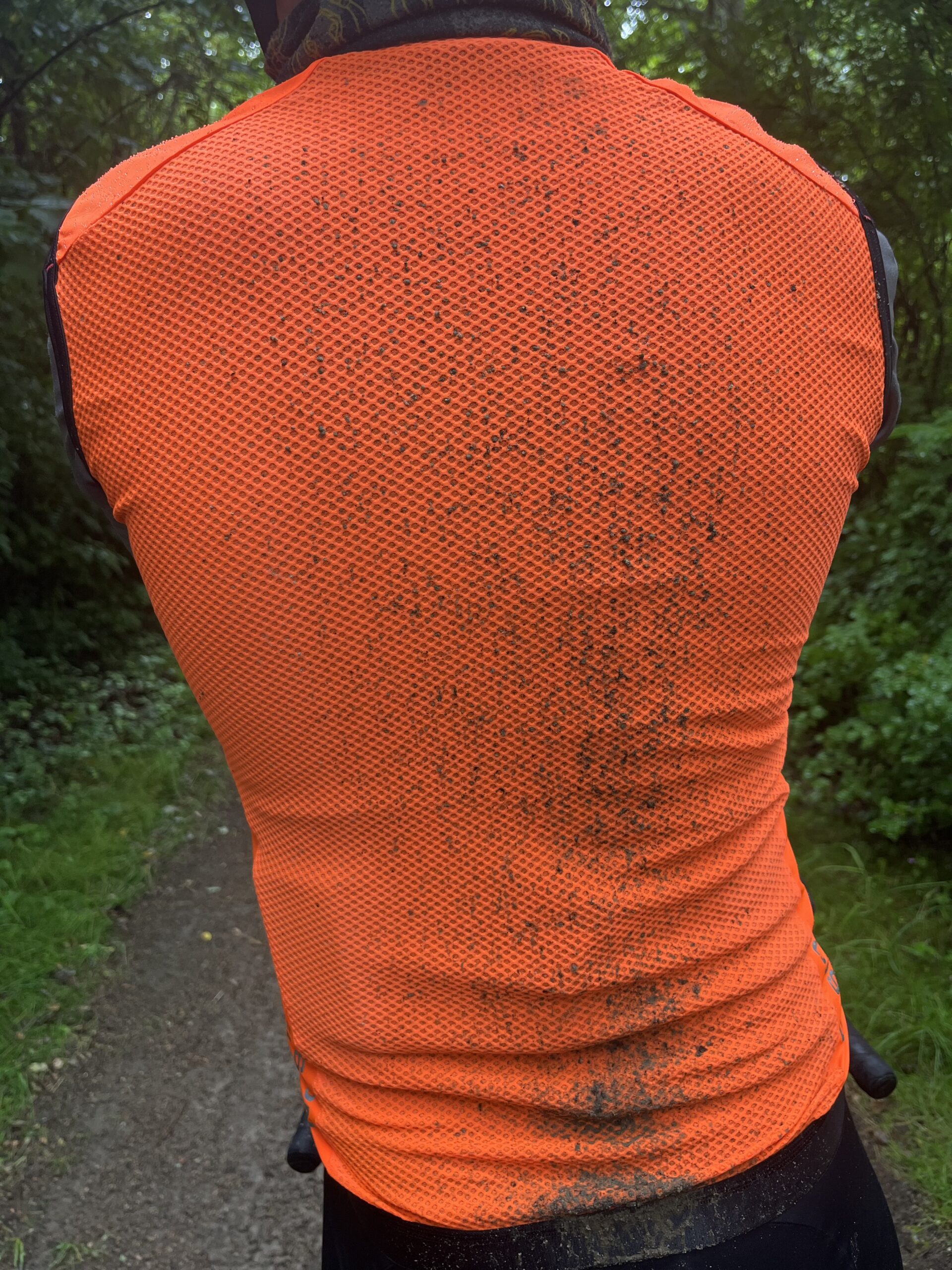 fusion-s1-cykelvest-ryggen-med-mudder-efter-cykeltur