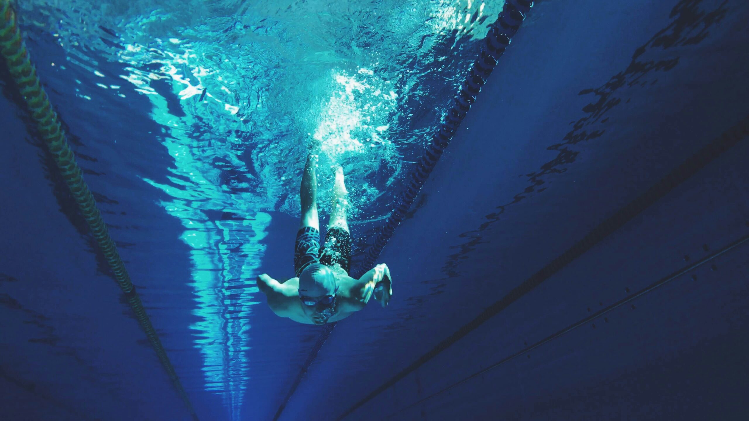 person-der-svoemmer-i-pool
