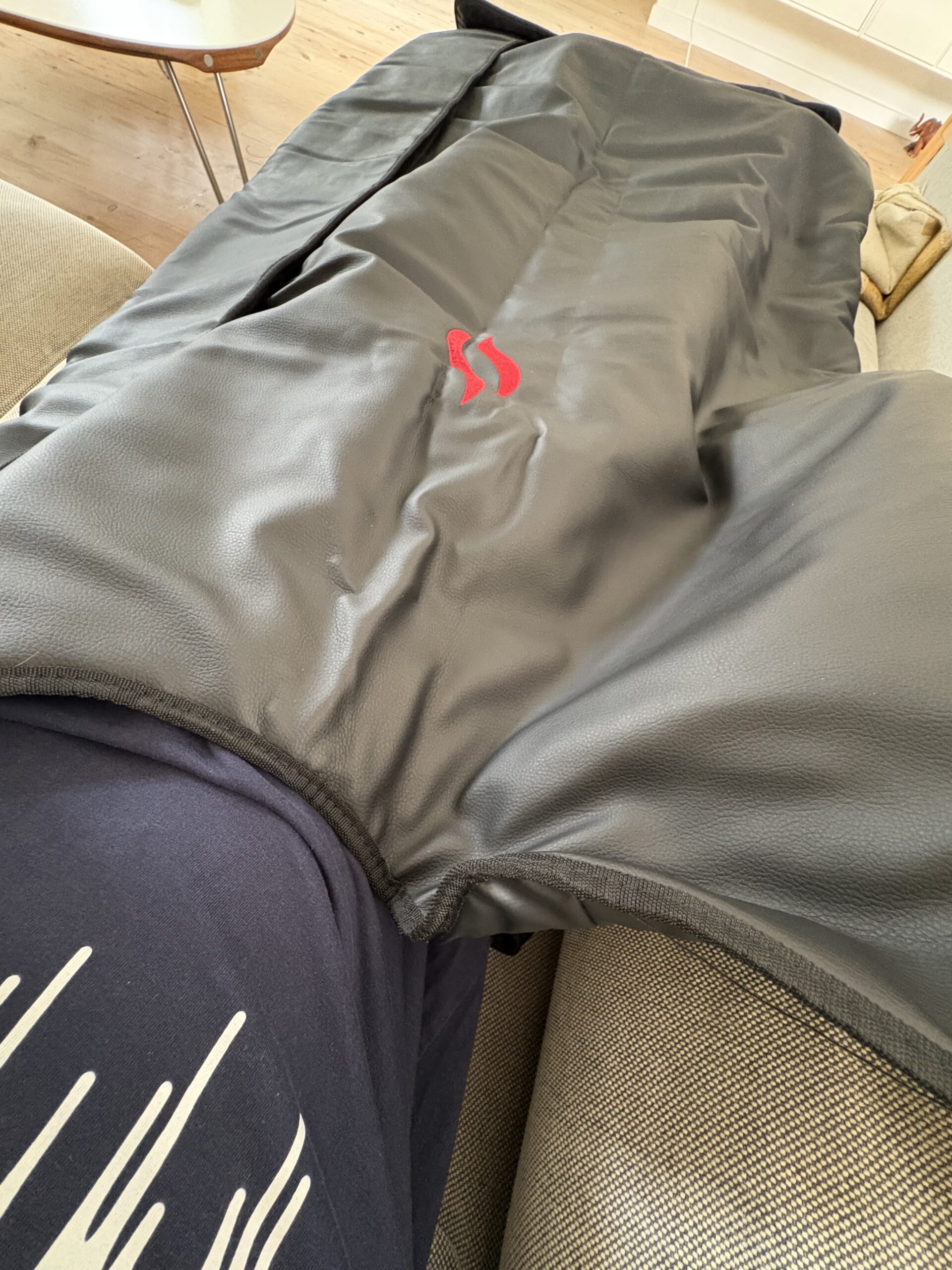 NordicHigh Infrarød Saunatæppe - Pro - Person Ligger i sofa 02