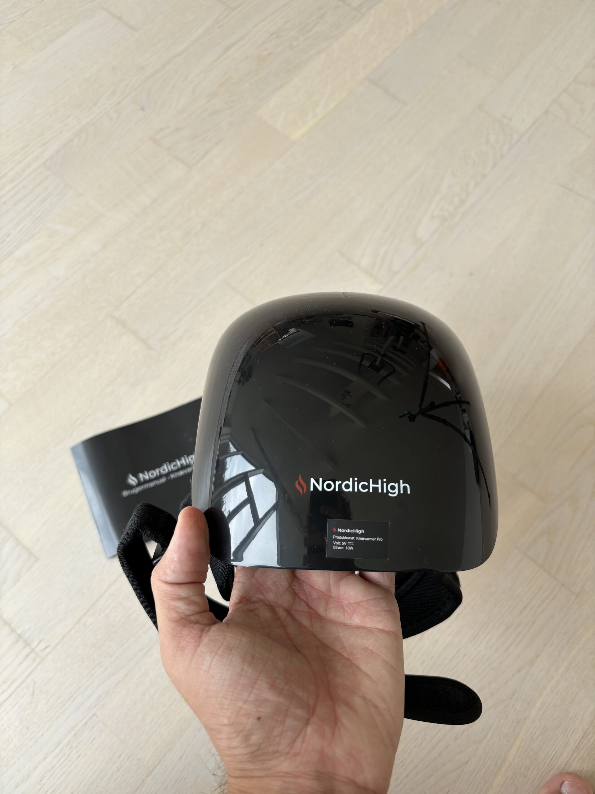 NordicHigh Infrarød Knævarmer Pro - Sort - I hånd på person