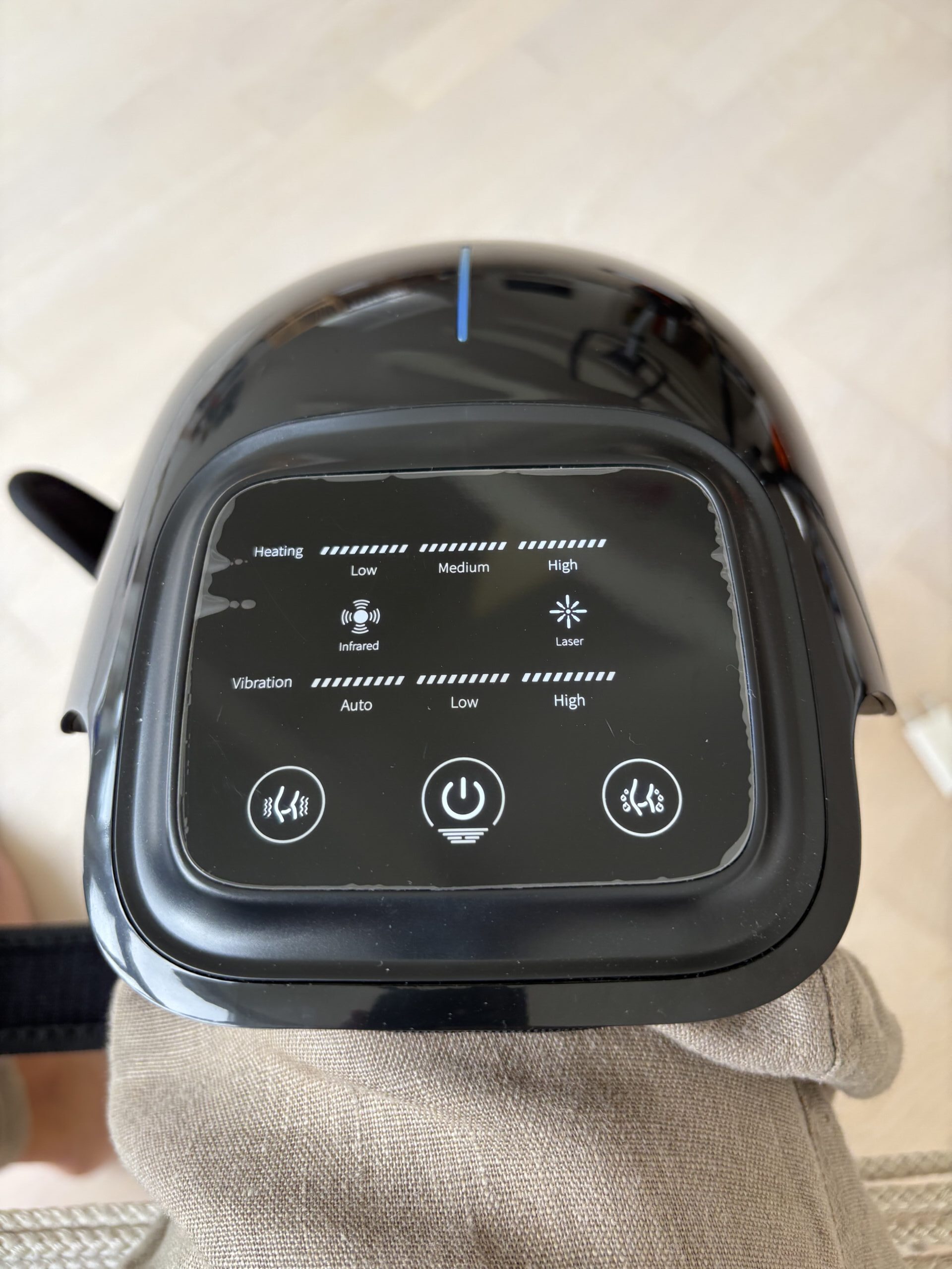 NordicHigh Infrarød Knævarmer Pro - På knæ - Tændt 02