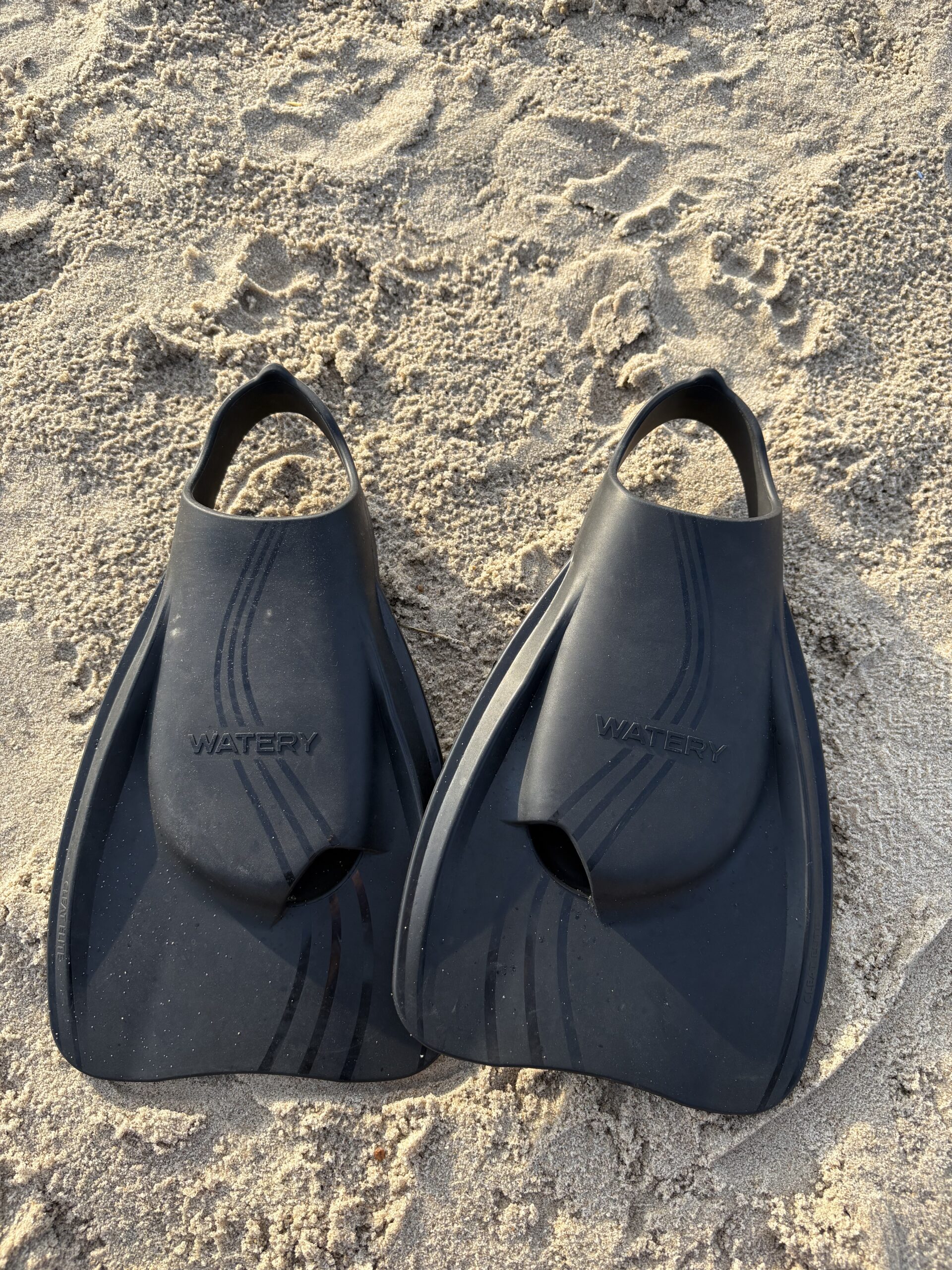 watery-clean-elite-tech-svoemmefodder-paa-sand