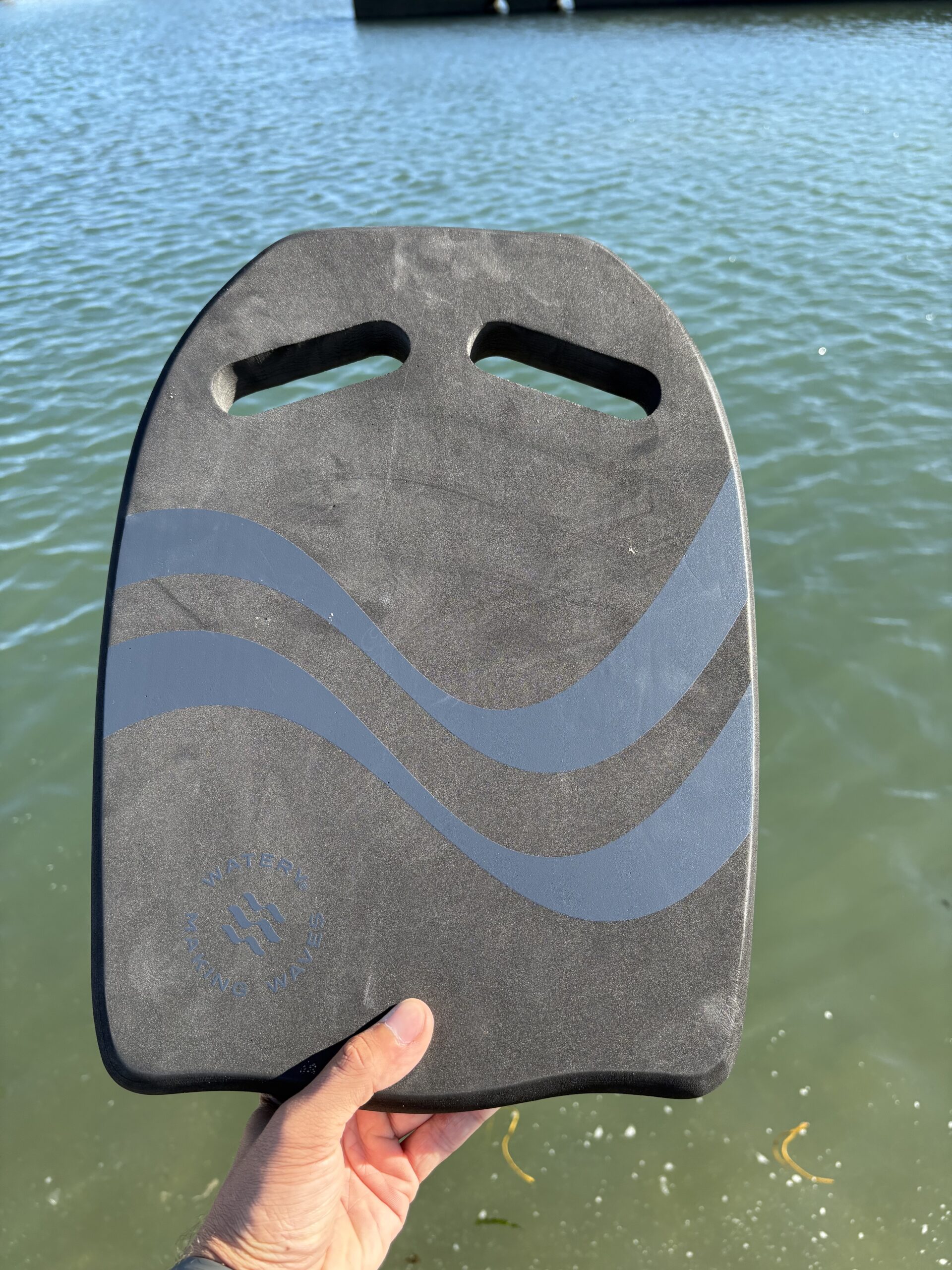 watery-heat-svoemmeplade-vand-i-baggrund-1