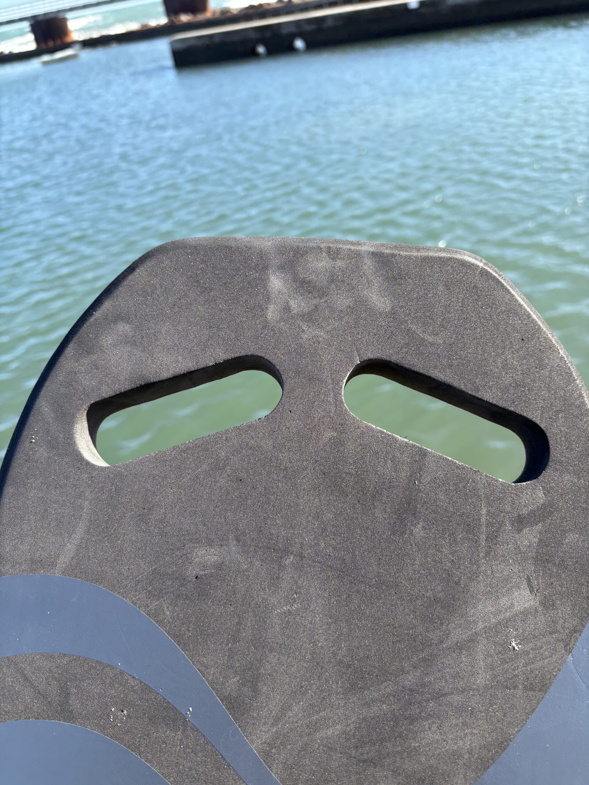 watery-heat-svoemmeplade-vand-i-baggrunden