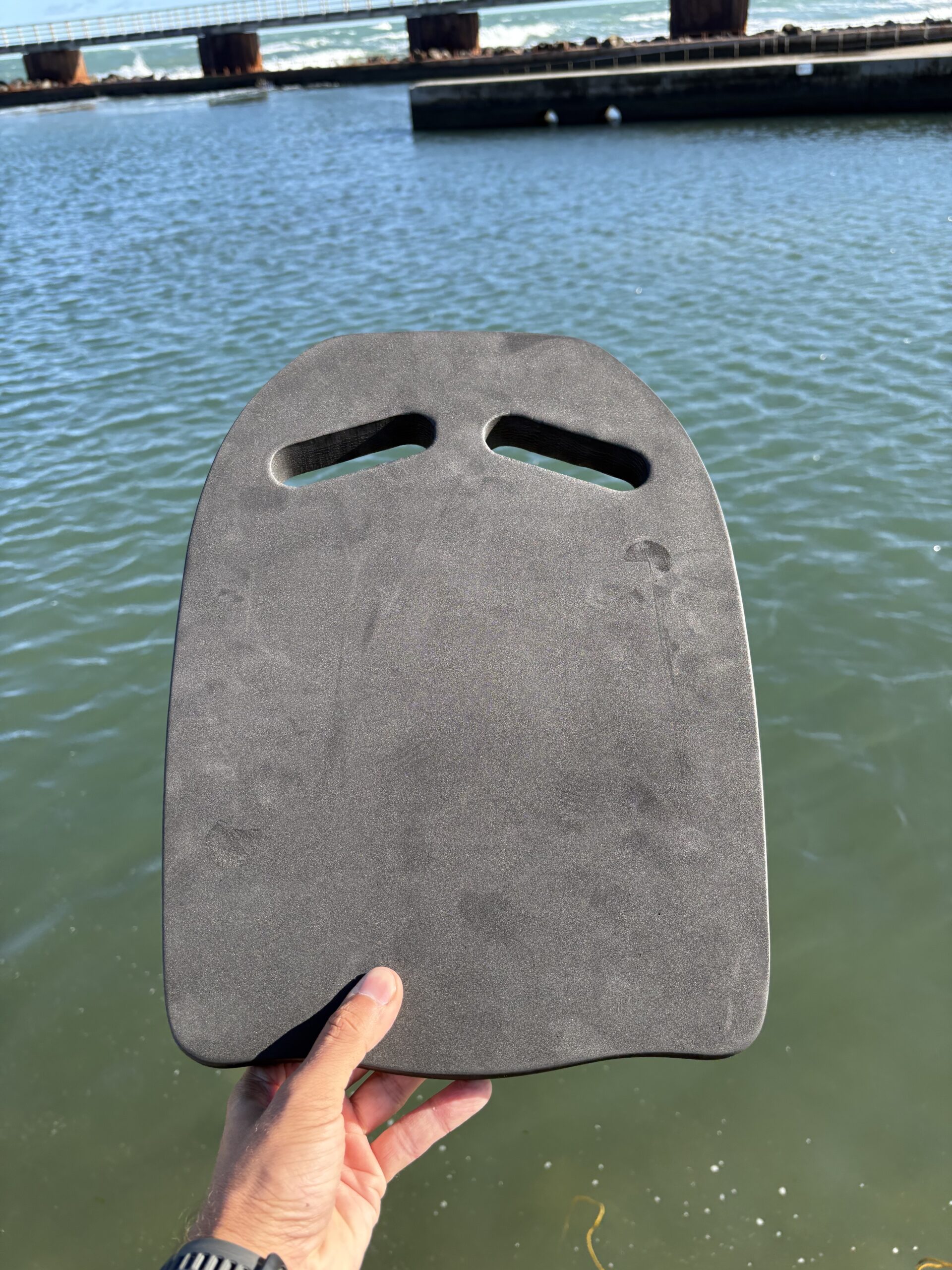 watery-heat-svoemmeplade-vand-i-baggrunden-01