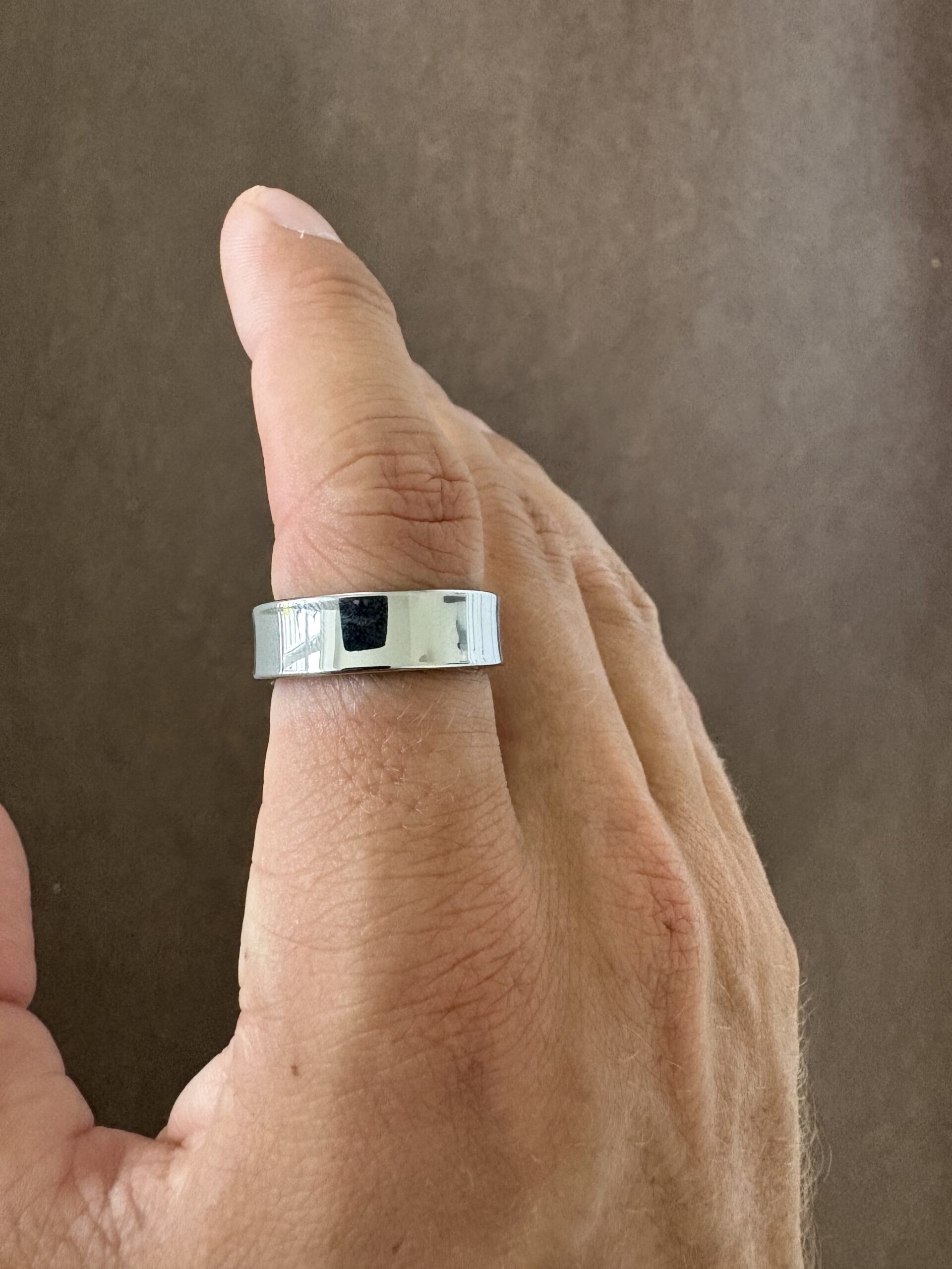 luvo-ring-ii-smart-ring-paa-finger-i-soelv