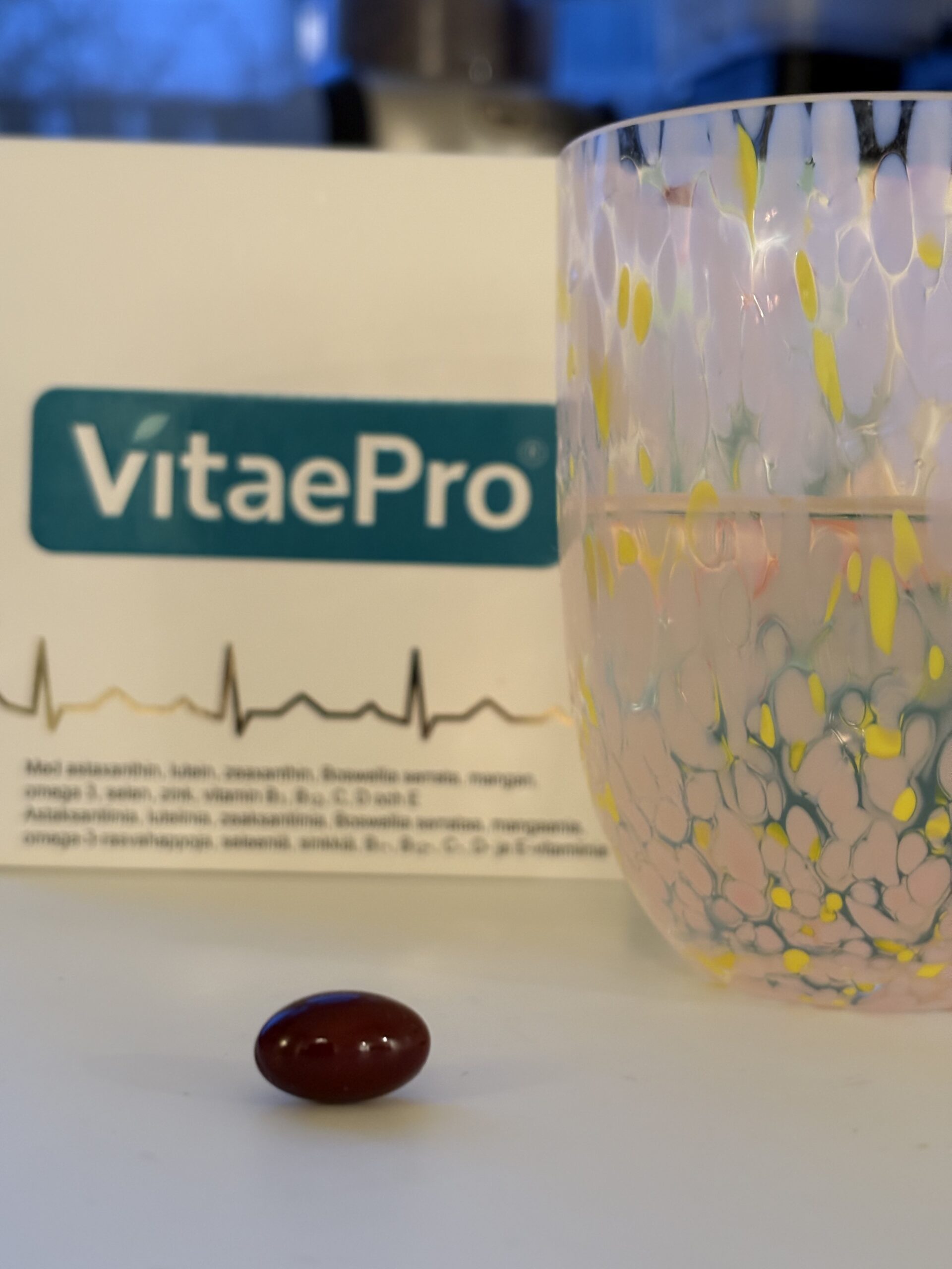 VitaePro kosttilskud - Glas med vand og pille