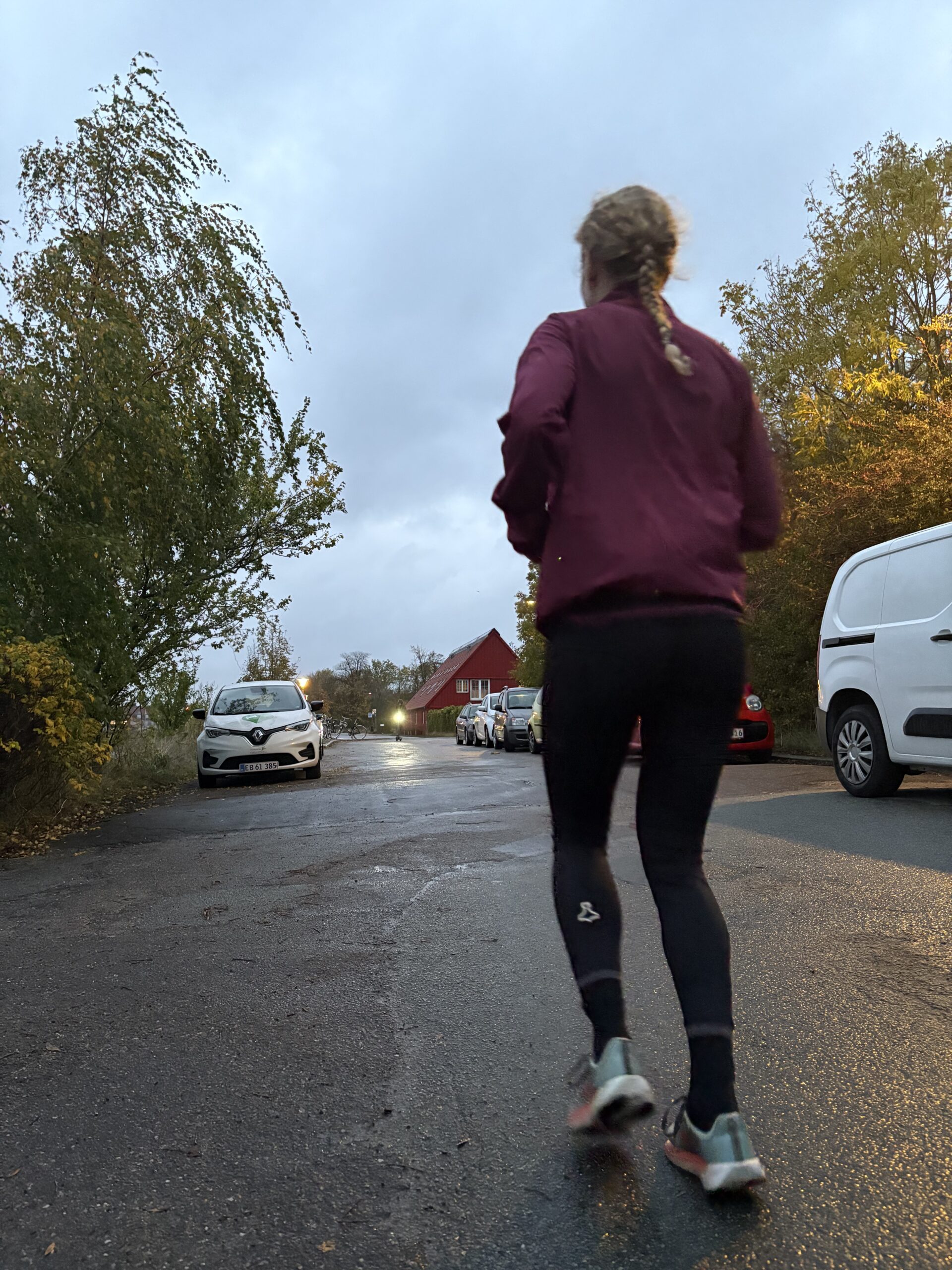 kvinde-loeber-i-liiteguard-glu-tech-long-tights