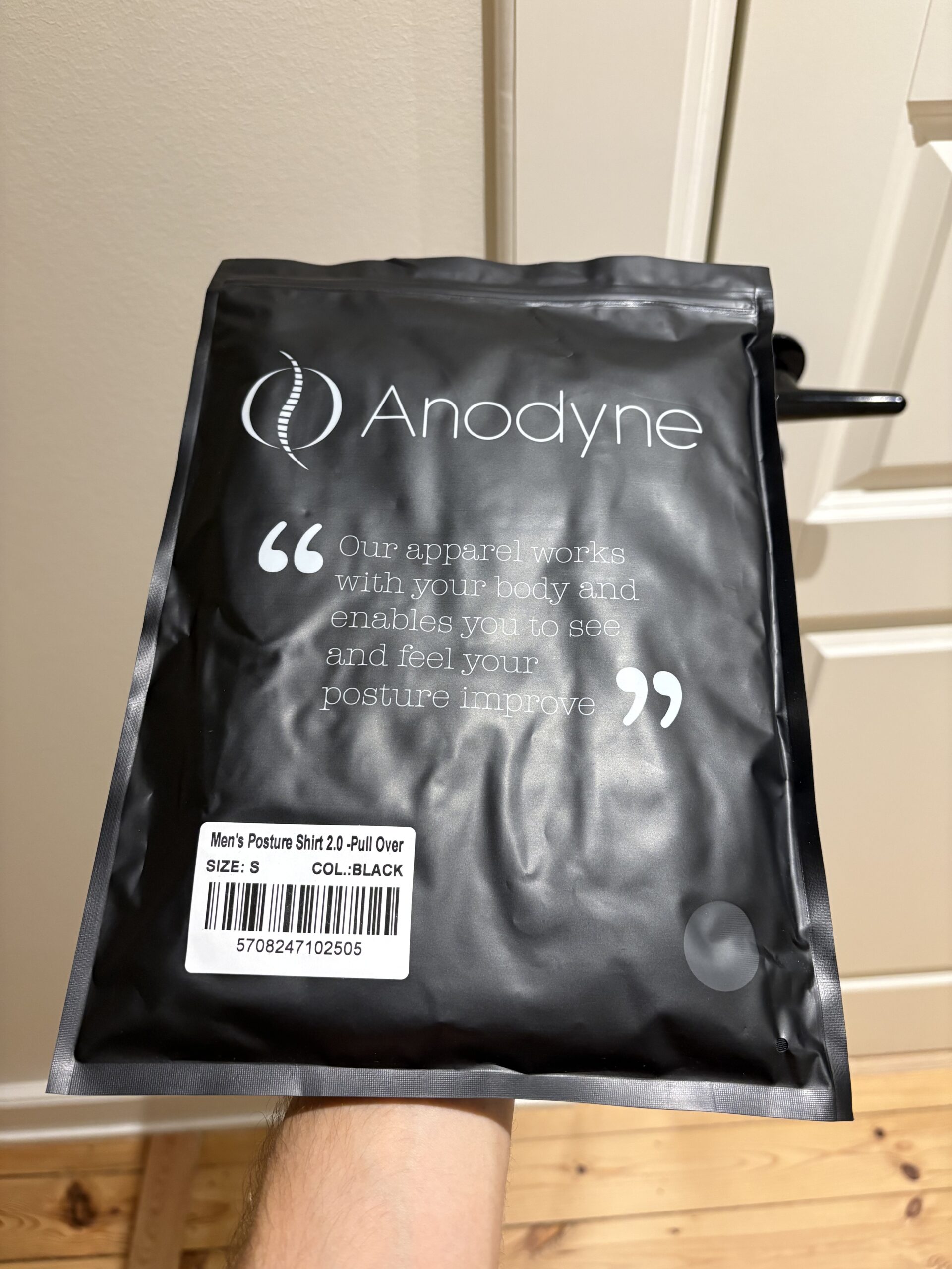 anodyne-posture-shirt-indpakning