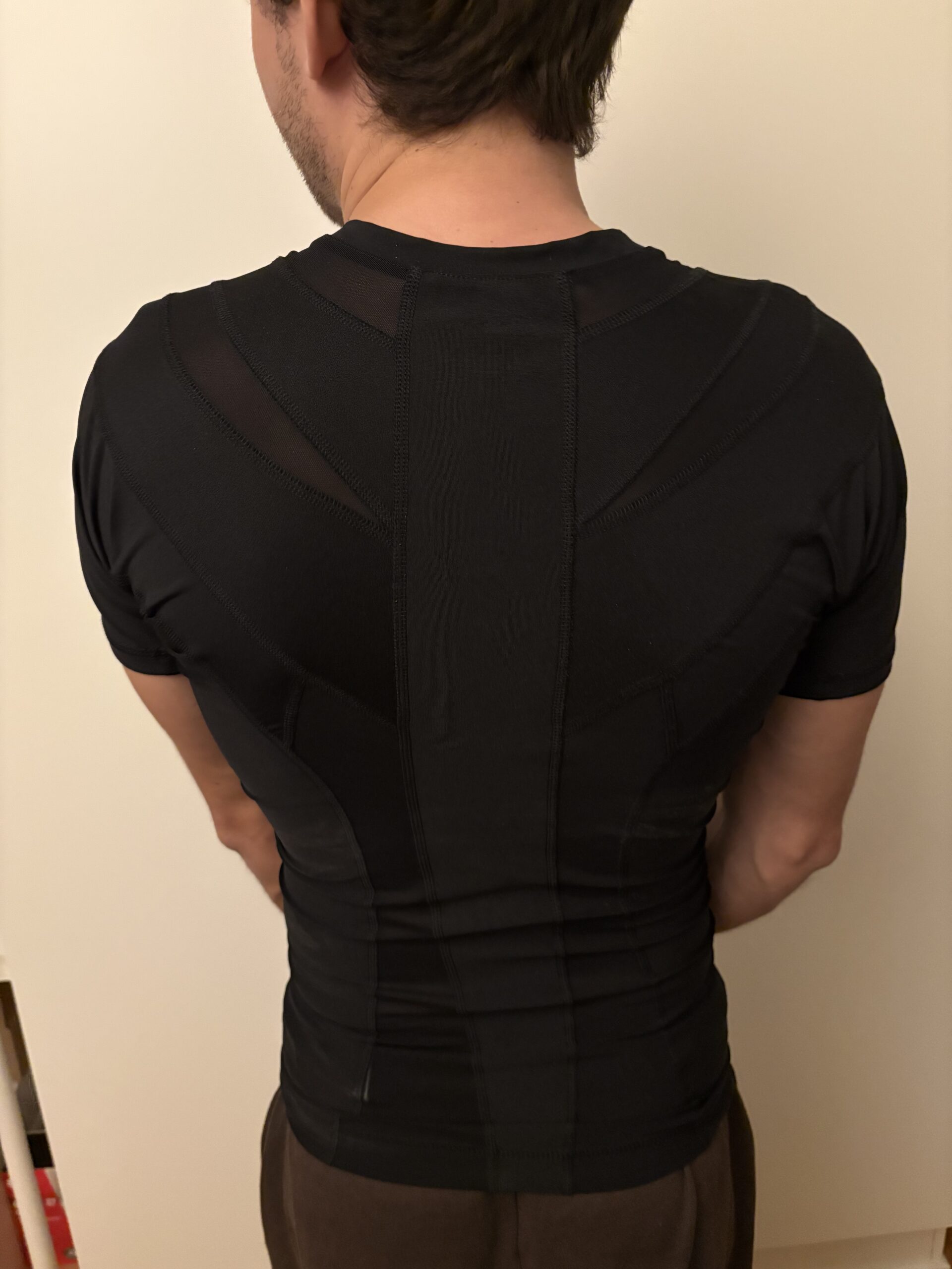 anodyne-posture-shirt-sort-paa-mand-bagfra