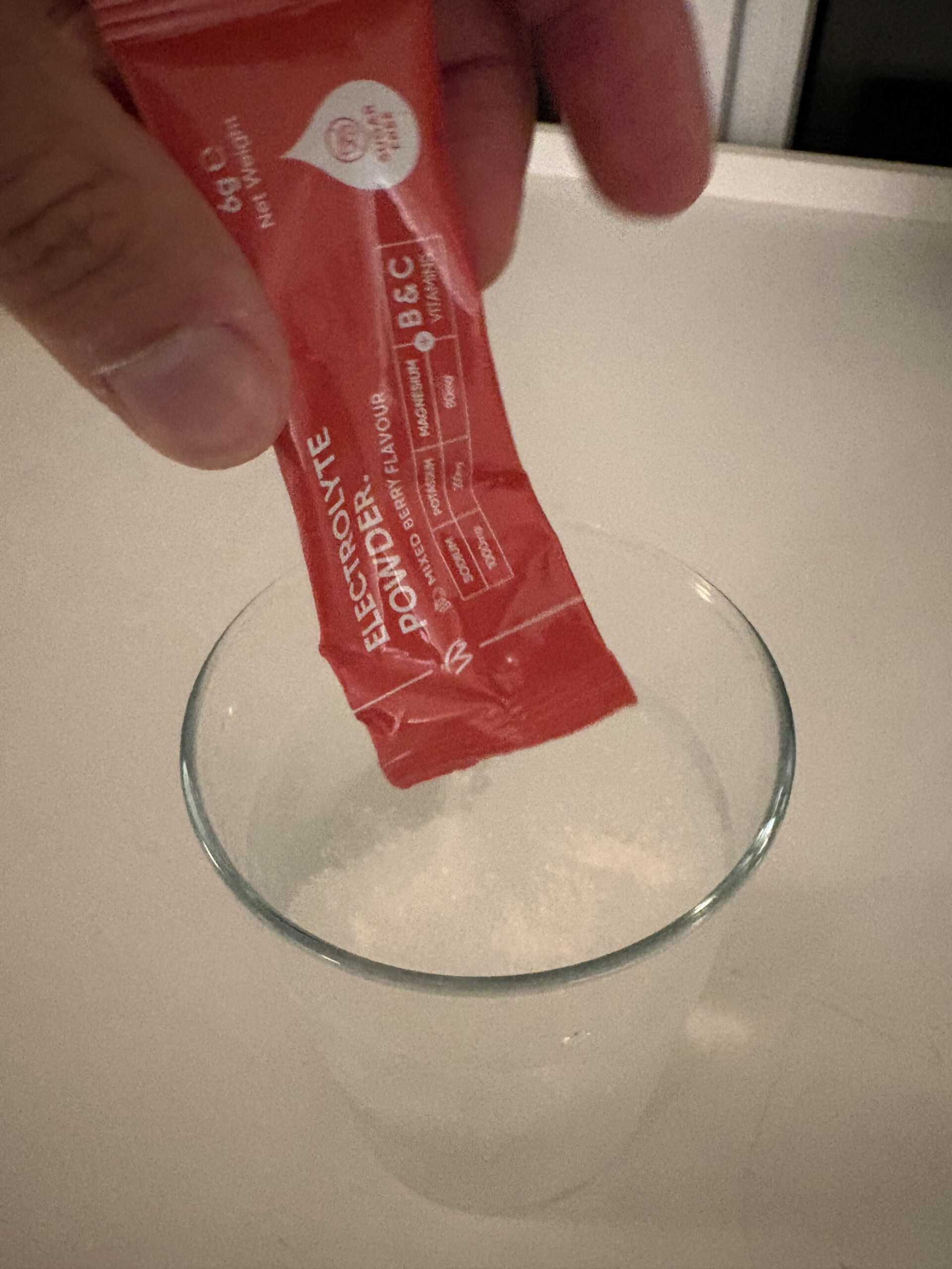 weightworld-elektrolytpulver-baer-smag-i-glas-01