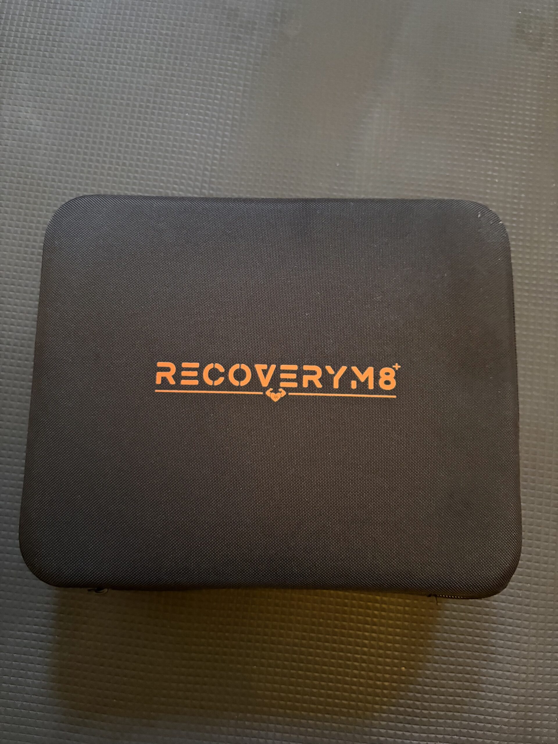 Recoverym8+-PRO-Massagepistol-i-æske