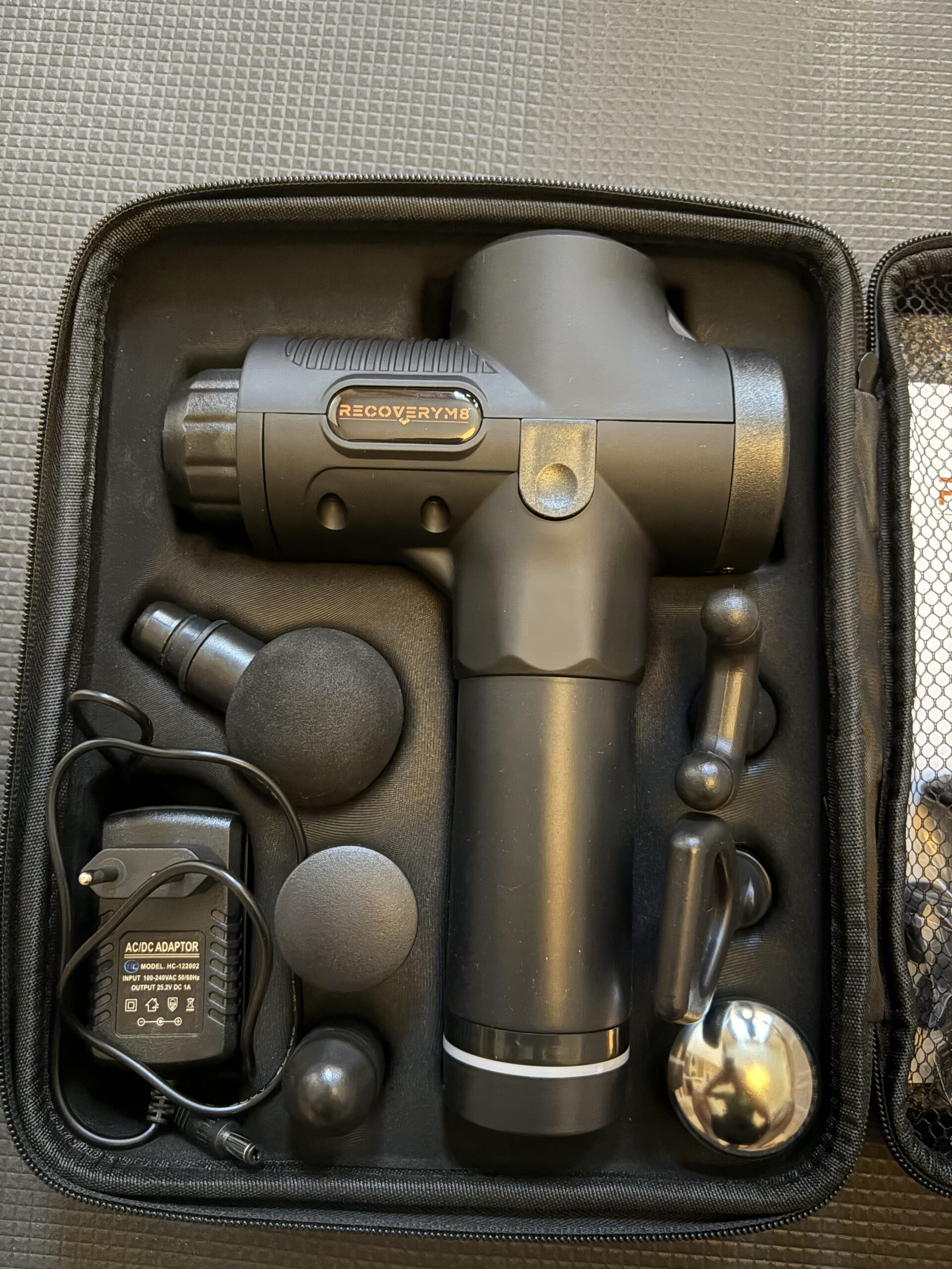 Recoverym8+-PRO-Massagepistol-i-æske-1