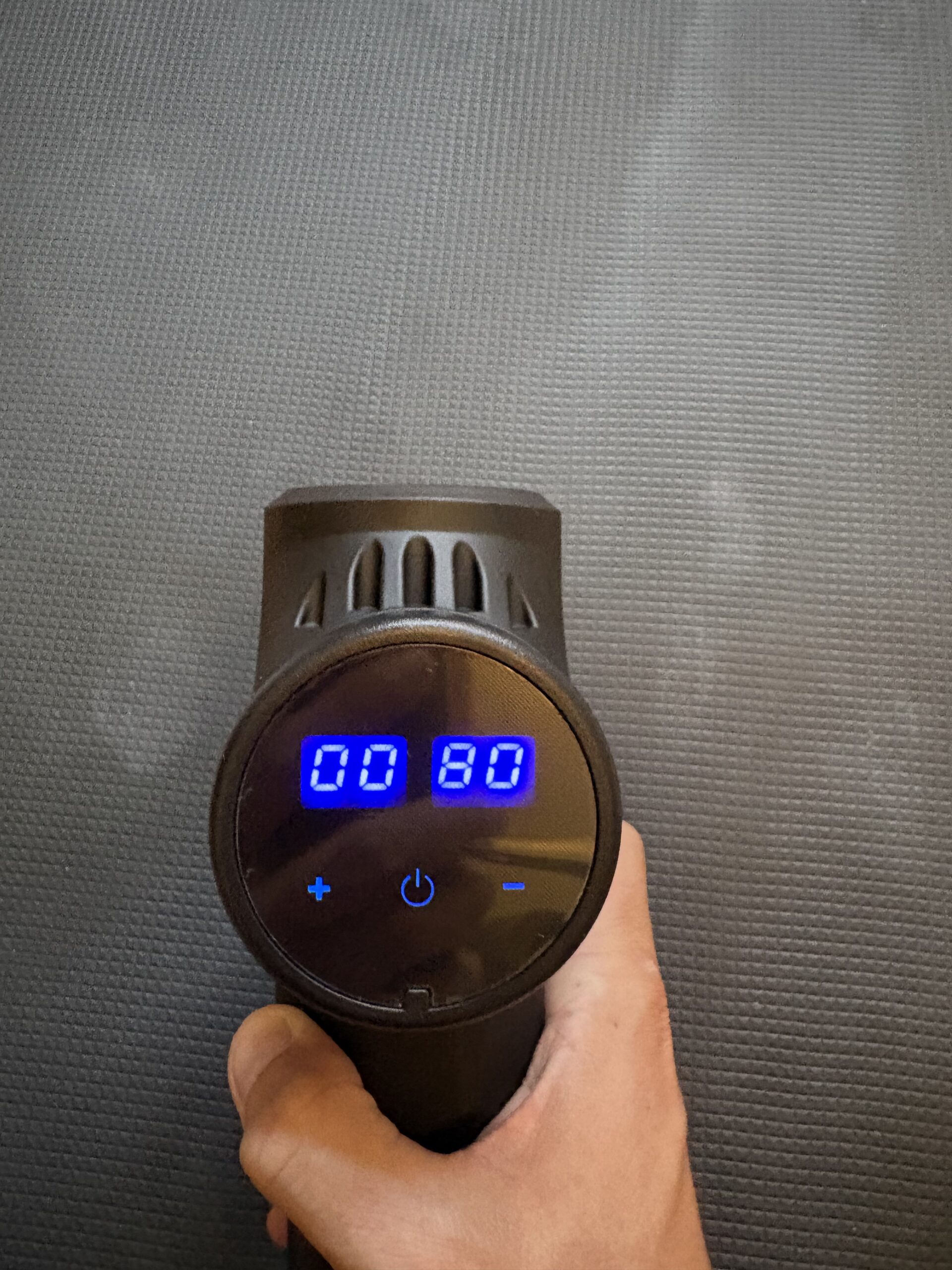 Recoverym8+-PRO-Massagepistol-2