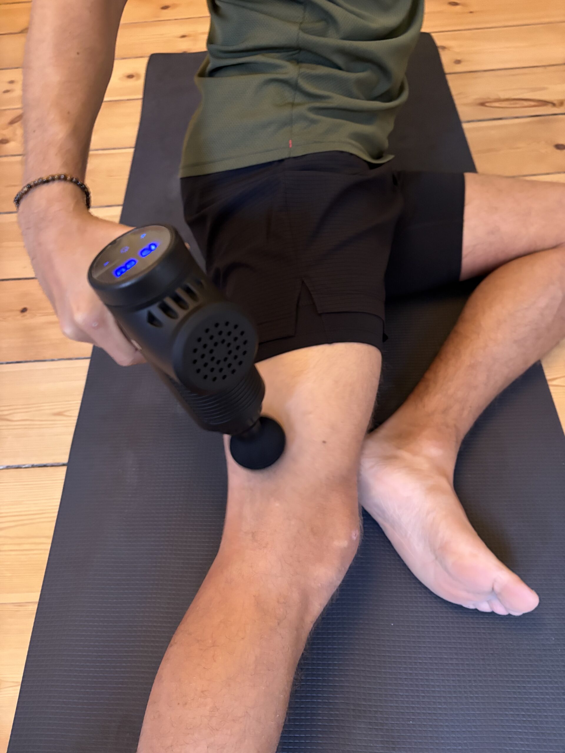 Recoverym8+-PRO-Massagepistol-i-brug-1