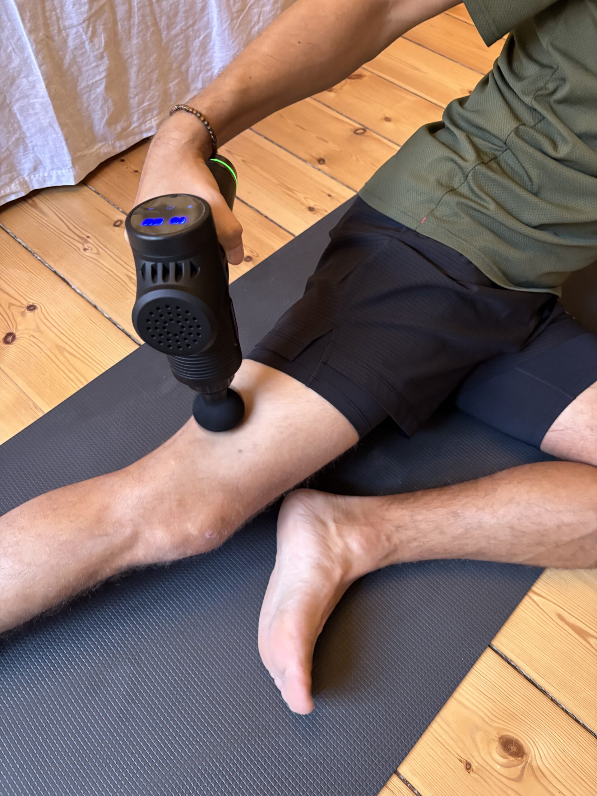 Recoverym8+-PRO-Massagepistol-i-brug-2