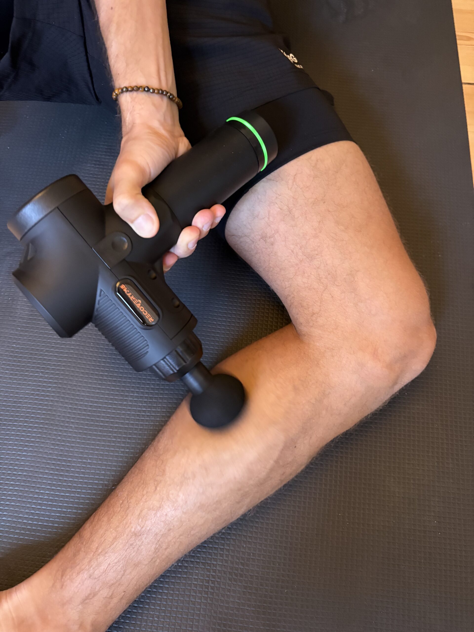 Recoverym8+-PRO-Massagepistol-i-brug-5