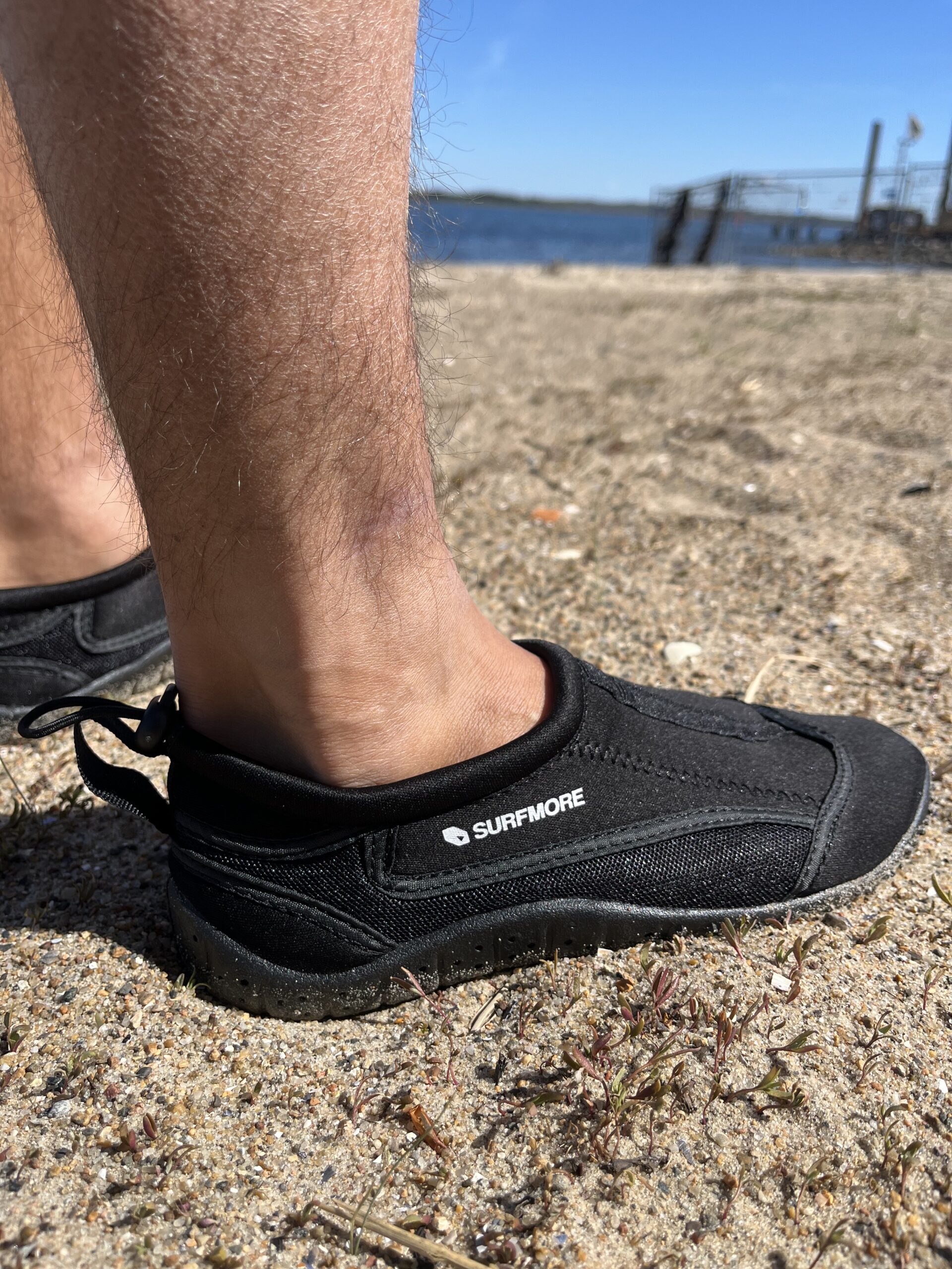 SURFMORE Neopren Badesko i 2 mm i sort på stranden