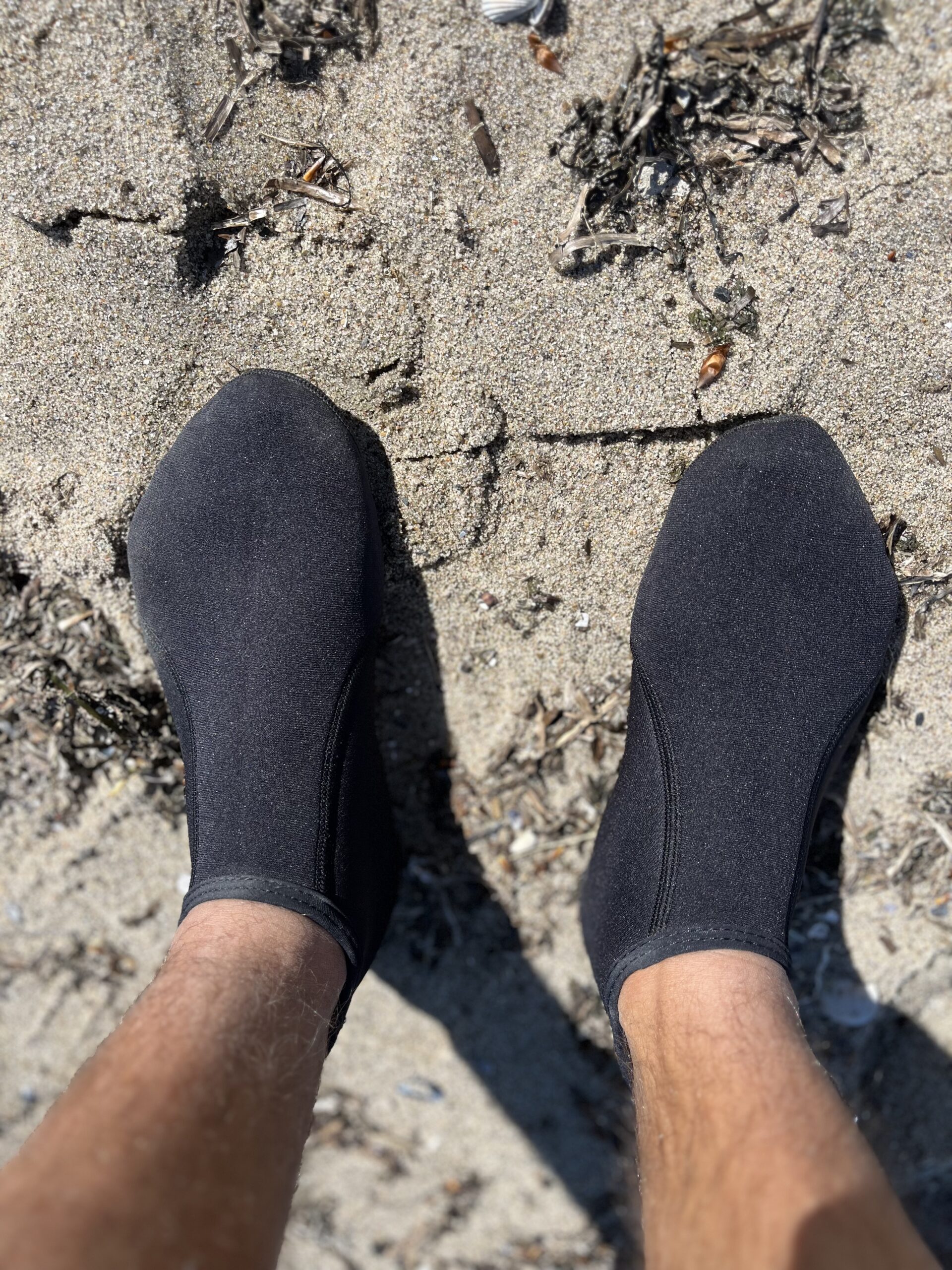 SURFMORE Neopren Sokker 3 mm på herre på stranden